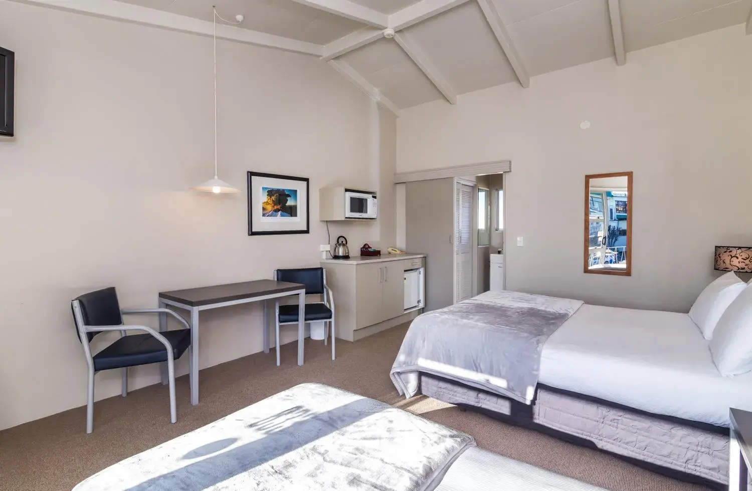 Superior Studio - single occupancy in Twin Peaks Lakeside Inn Superior Studio - single occupancy in Twin Peaks Lakeside Inn