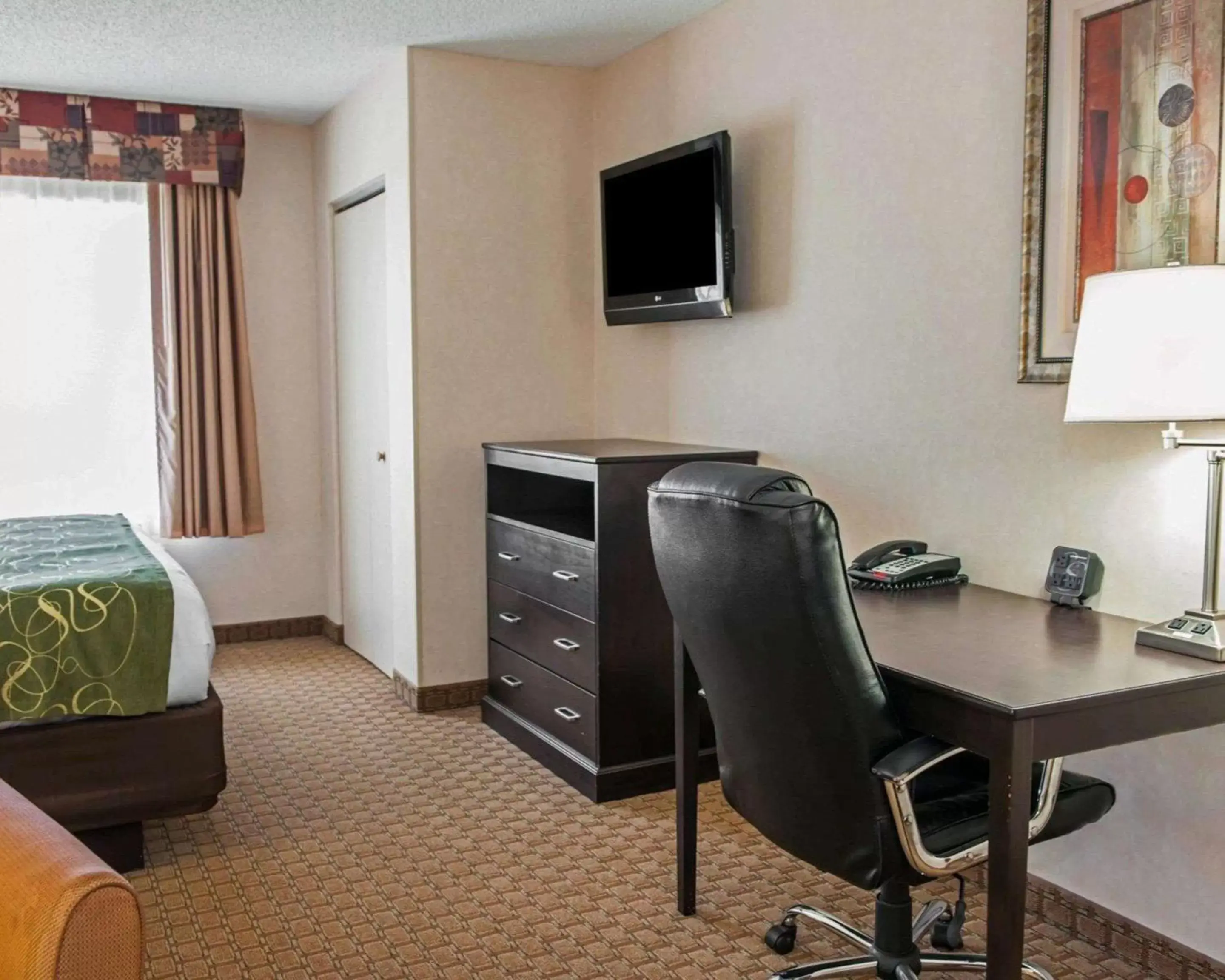 Photo of the whole room, TV/Entertainment Center in Comfort Suites Southport