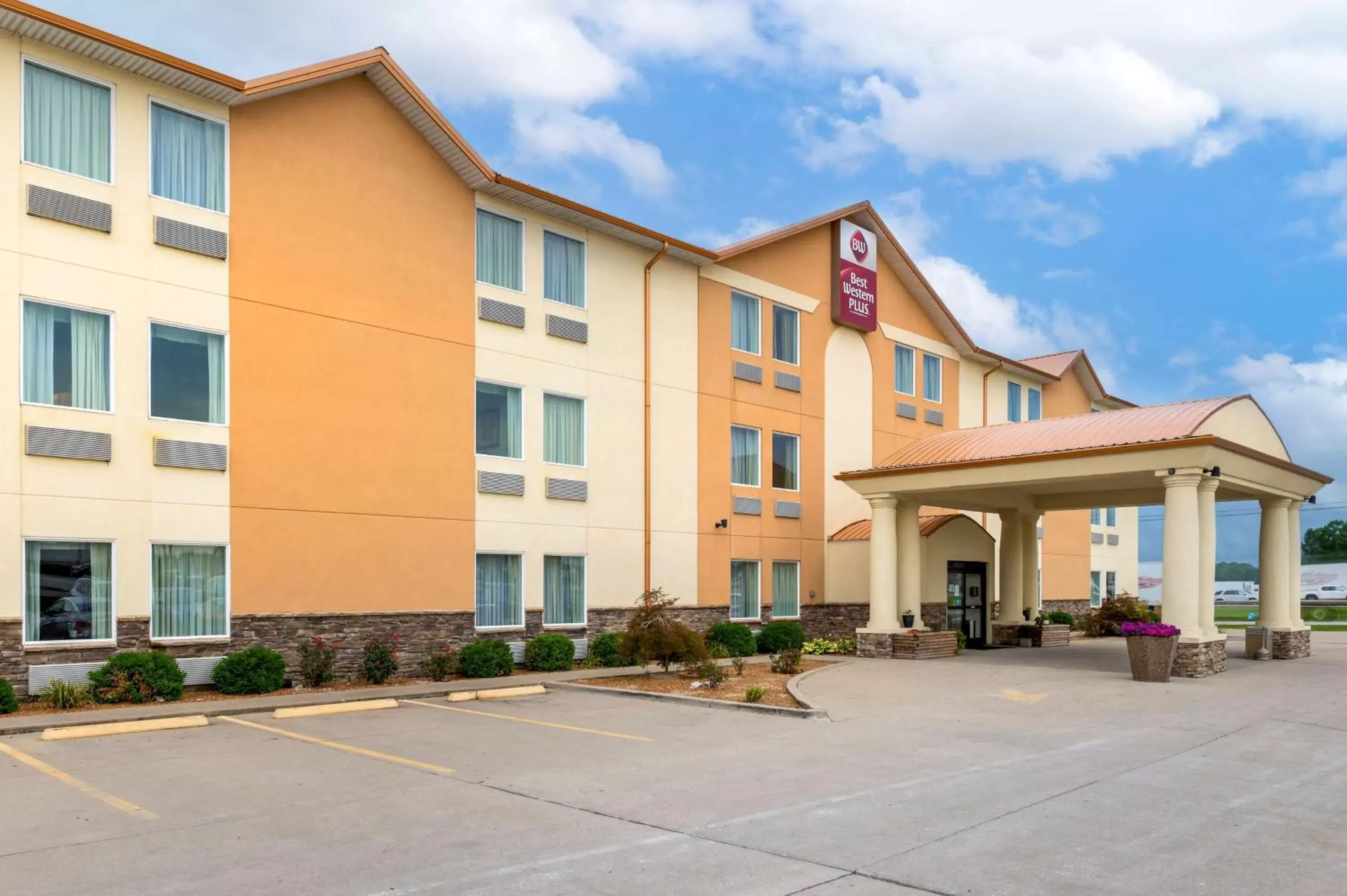 Property Building in Best Western Plus Covered Bridge Inn