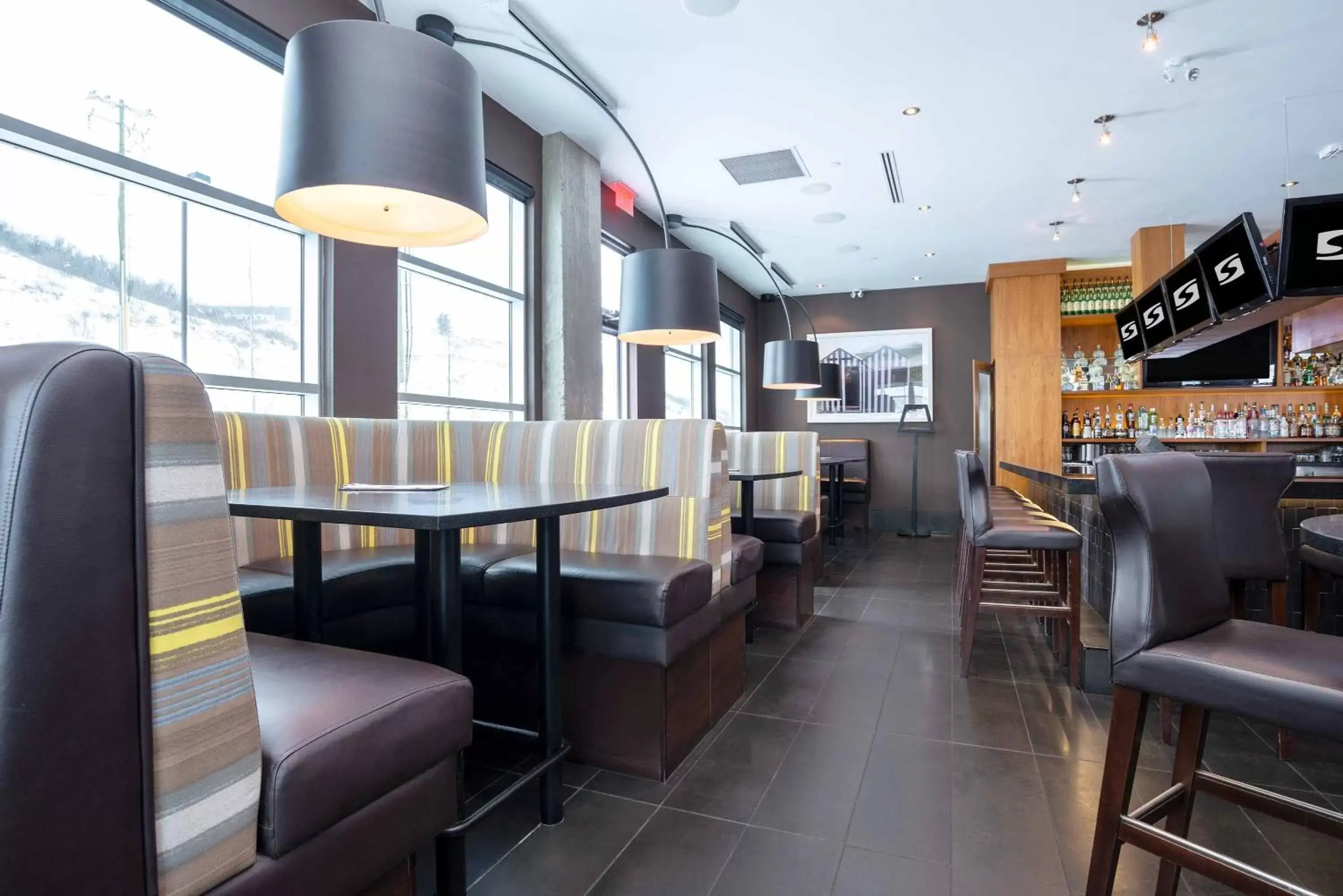 Restaurant/places to eat in Sandman Hotel & Suites Calgary South