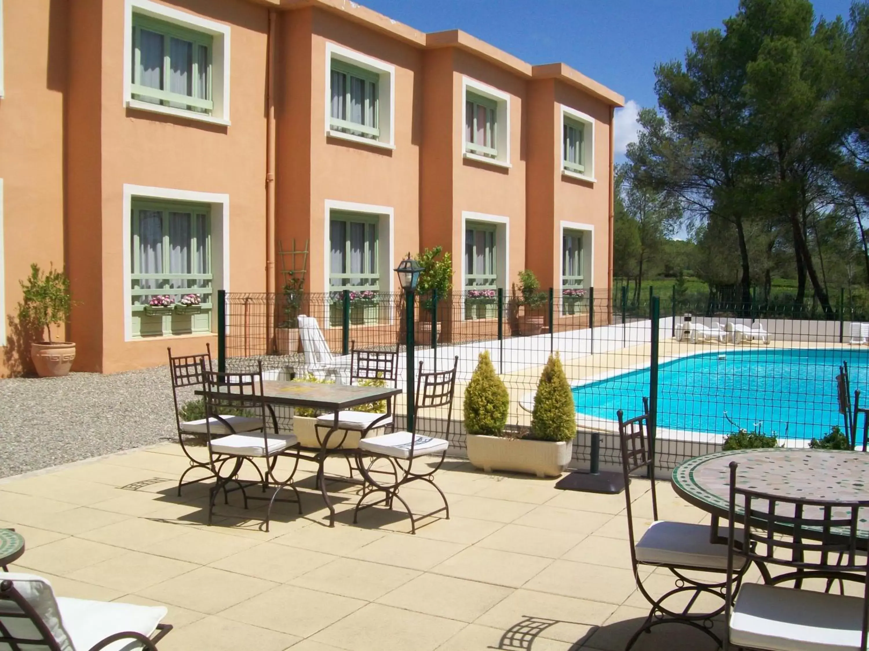 Restaurant/places to eat, Swimming Pool in Hotel Les Rocailles