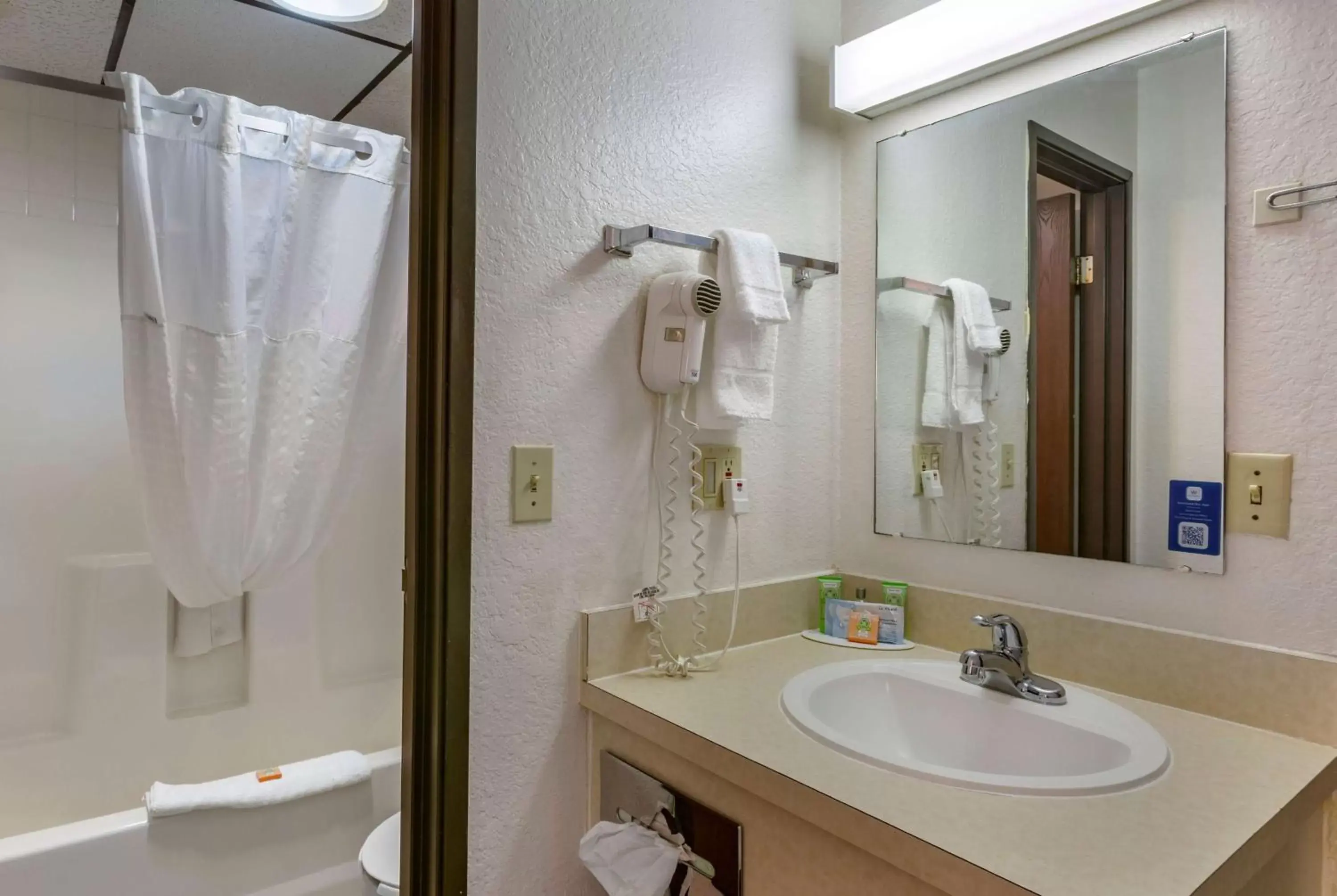 TV and multimedia, Bathroom in Howard Johnson by Wyndham Billings