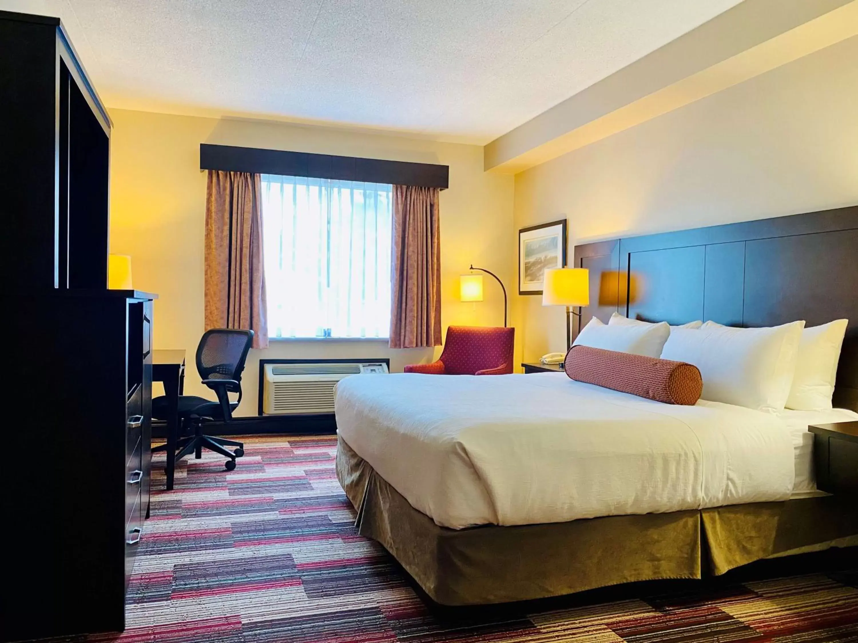 Bed in Best Western Plus Stoneridge Inn & Conference Centre London Ontario