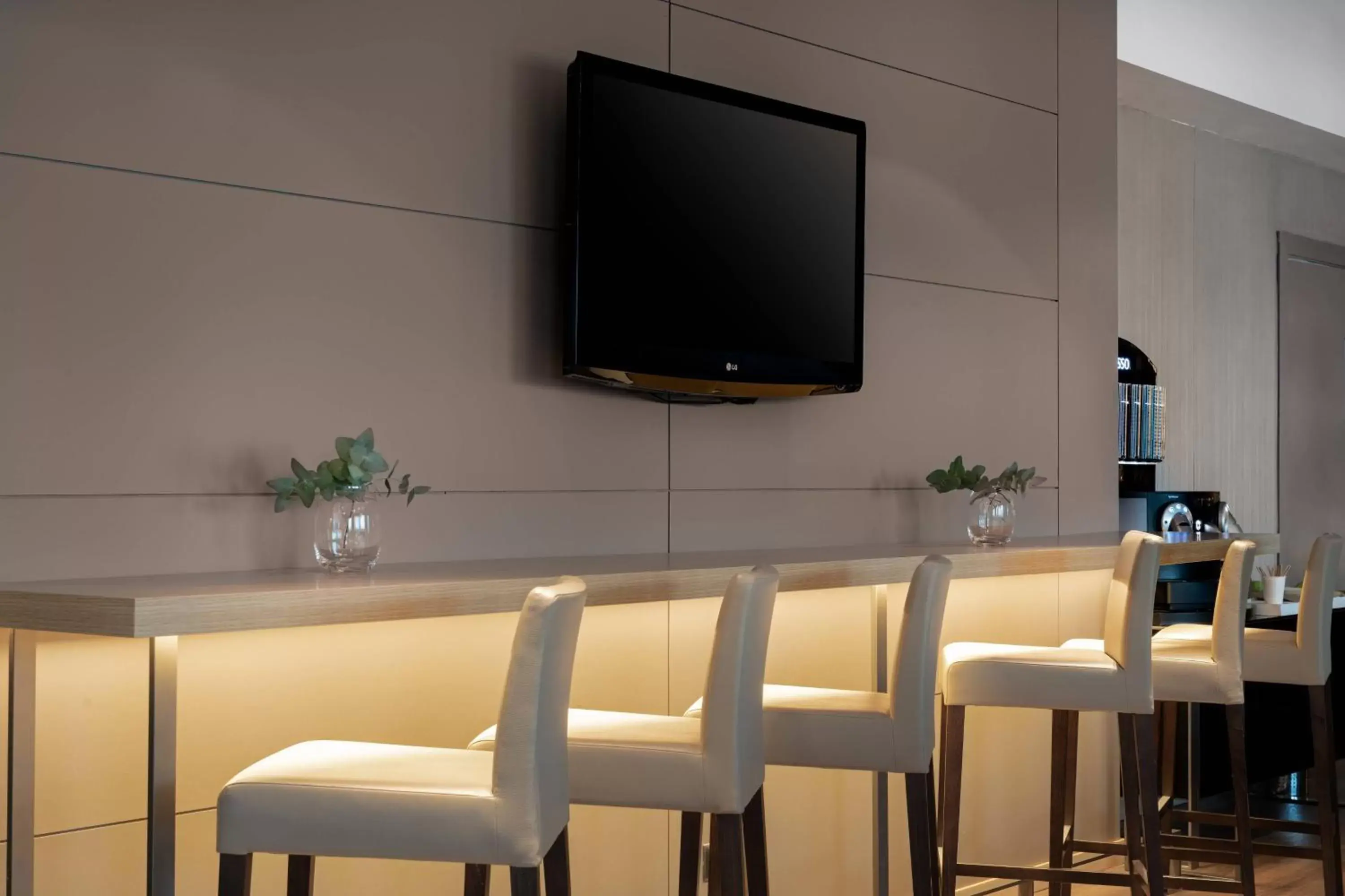 Lounge or bar, TV/Entertainment Center in AC Hotel Huelva by Marriott
