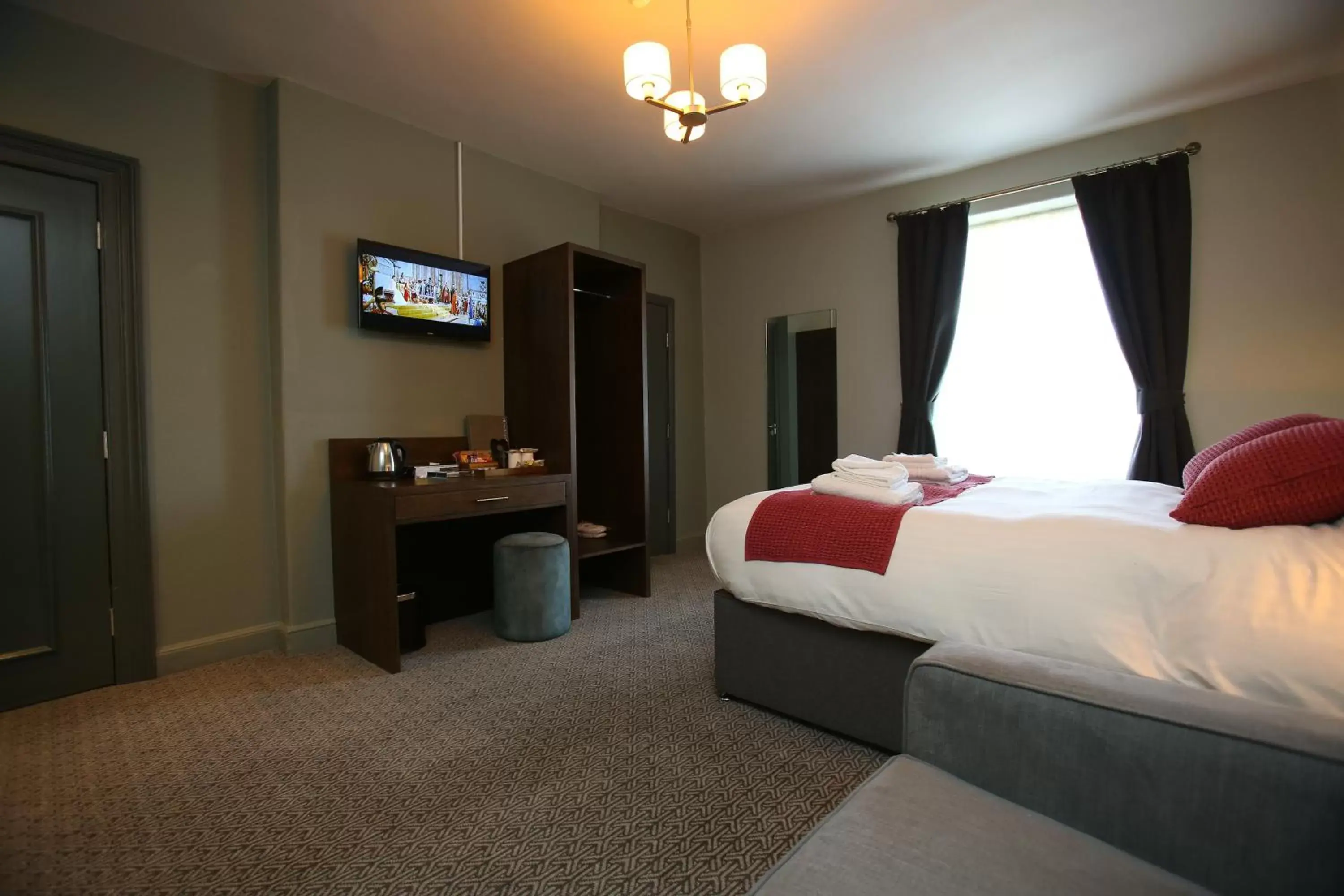 Bedroom, Bed in The Queens Head Hotel