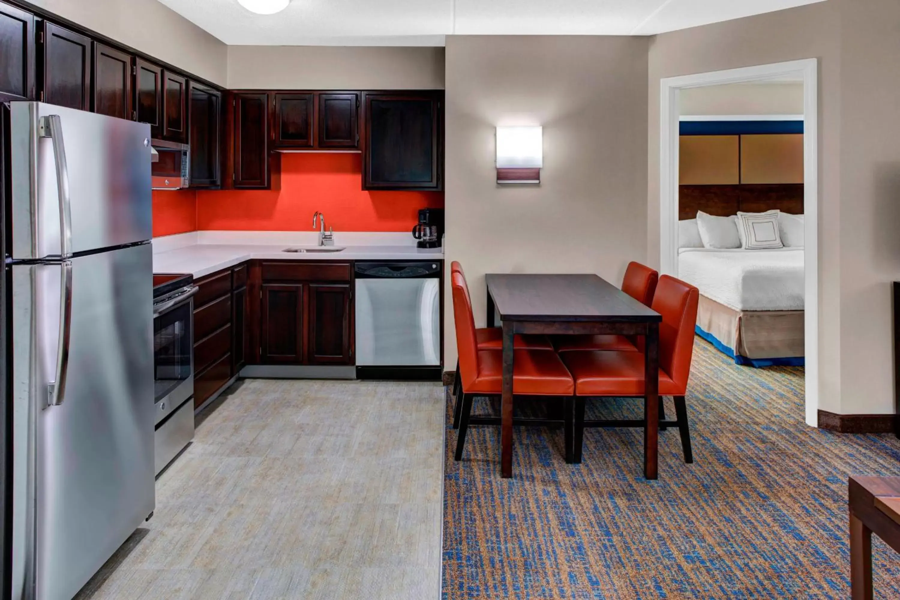 Bedroom, Kitchen/Kitchenette in Residence Inn by Marriott Cleveland Mentor