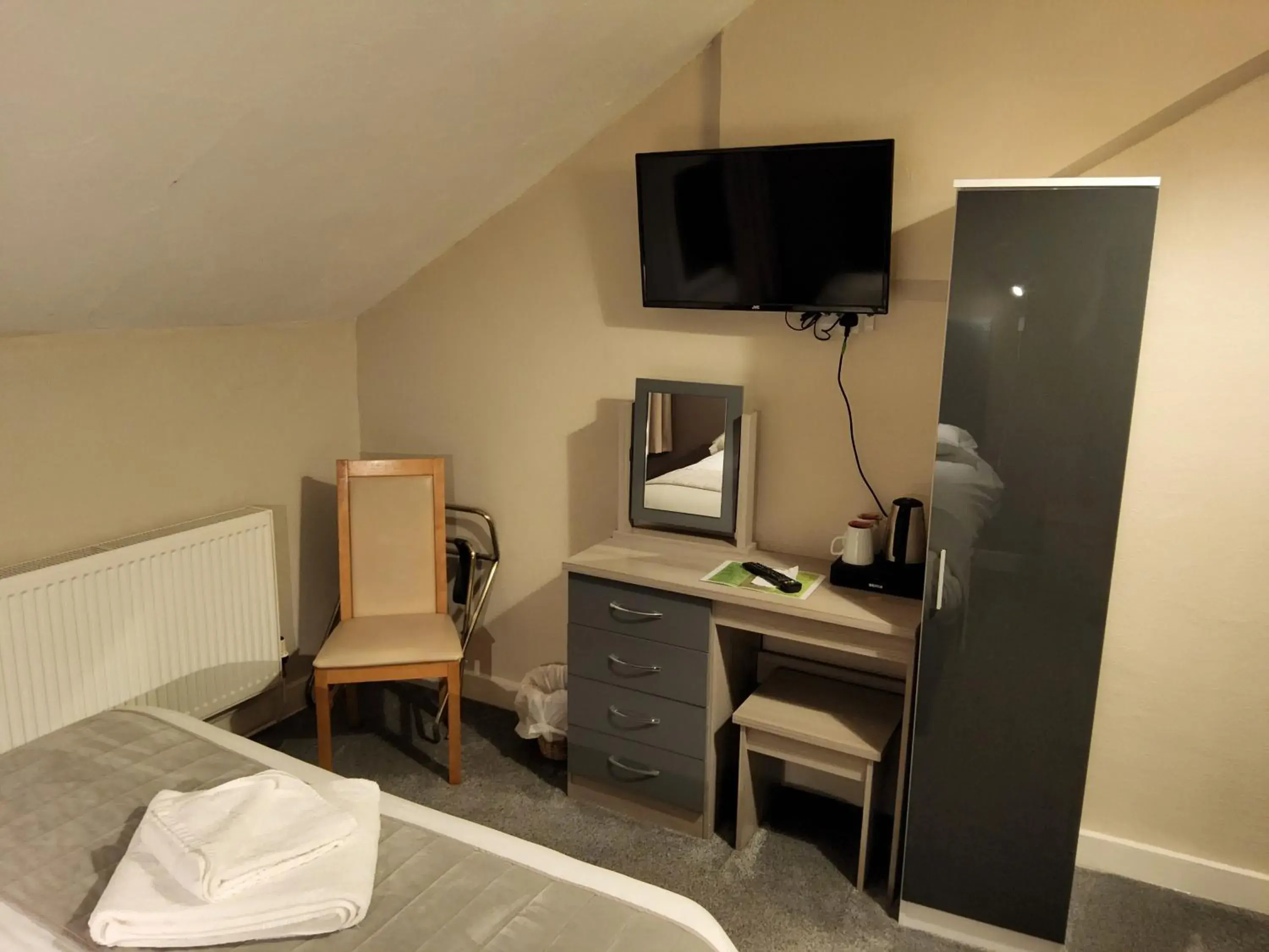 Bedroom, TV/Entertainment Center in The Avenue Hotel