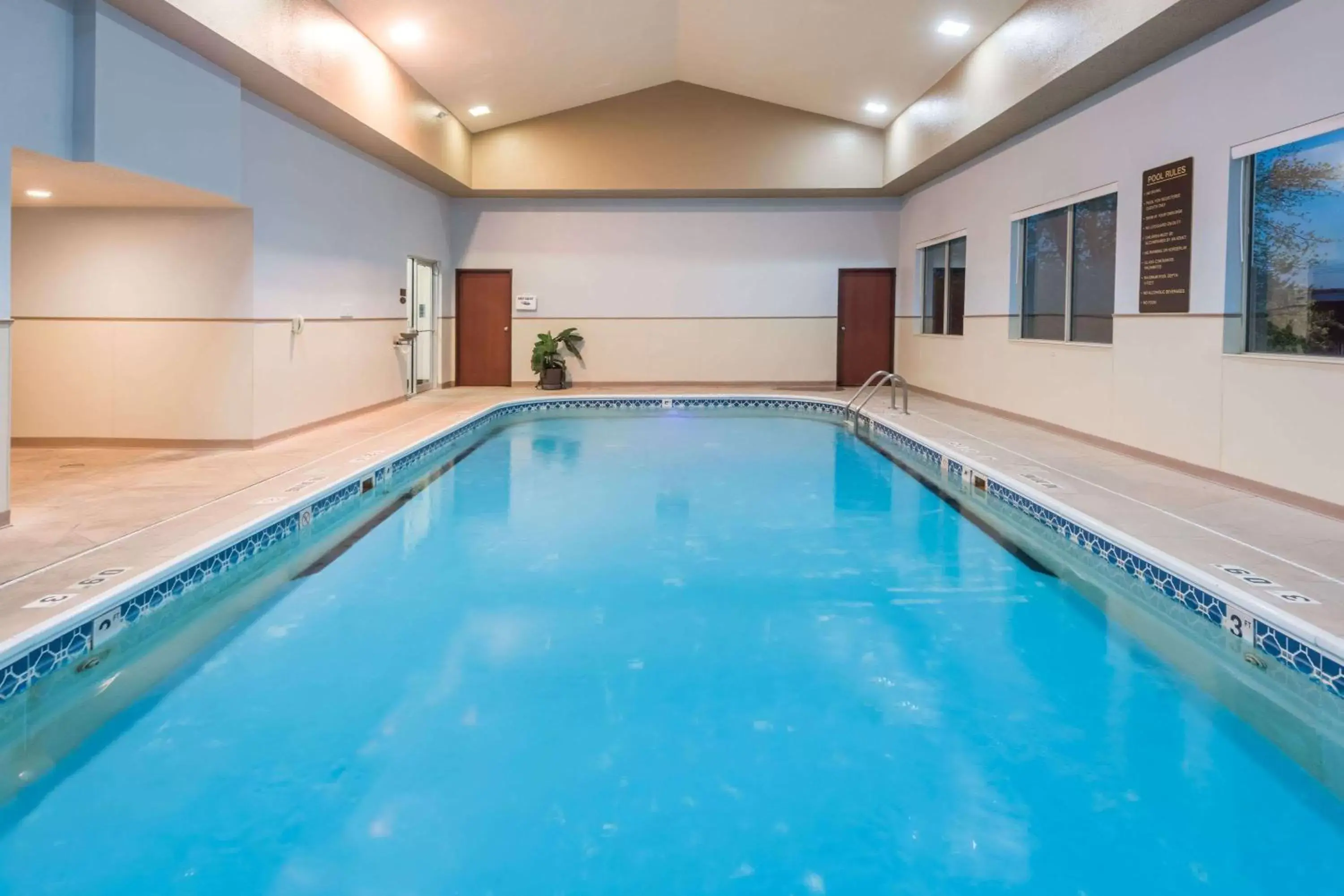 On site, Swimming Pool in Seasons Inn & Suites Highland