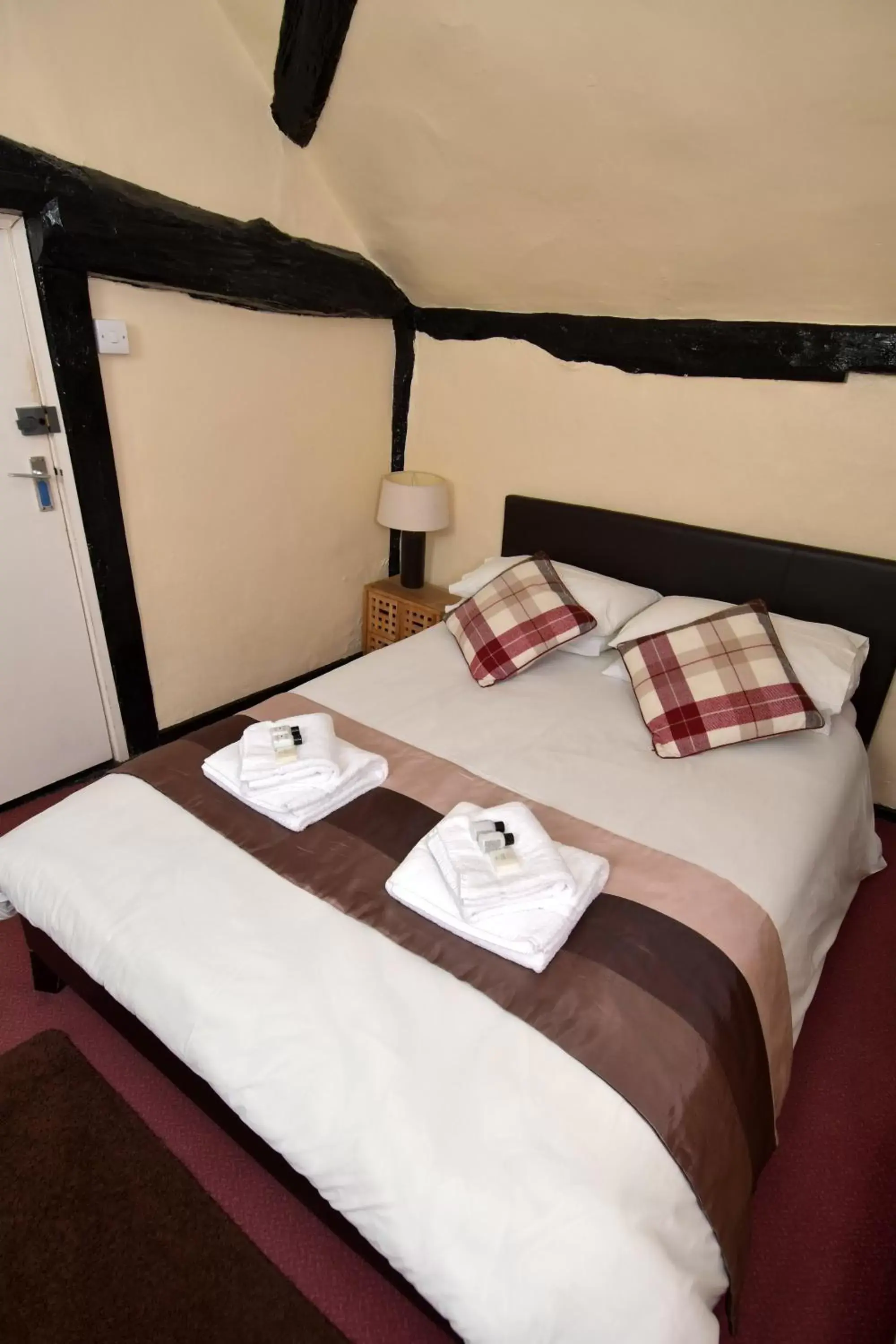 Double Room with Shower in The Inn On The Green Double Room with Shower in The Inn On The Green