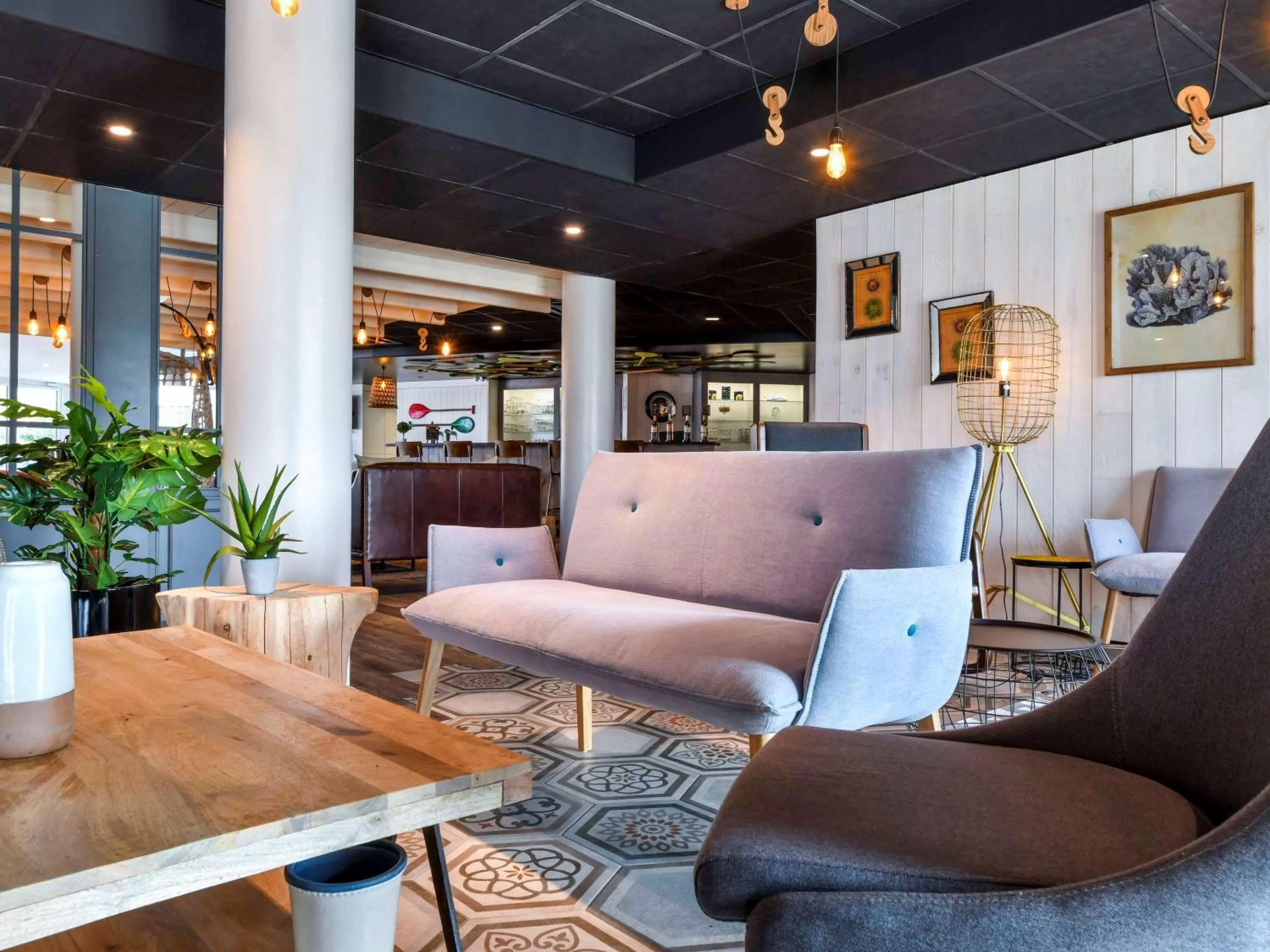 Lounge or bar in ibis styles La Rochelle Thalasso Chatelaillon