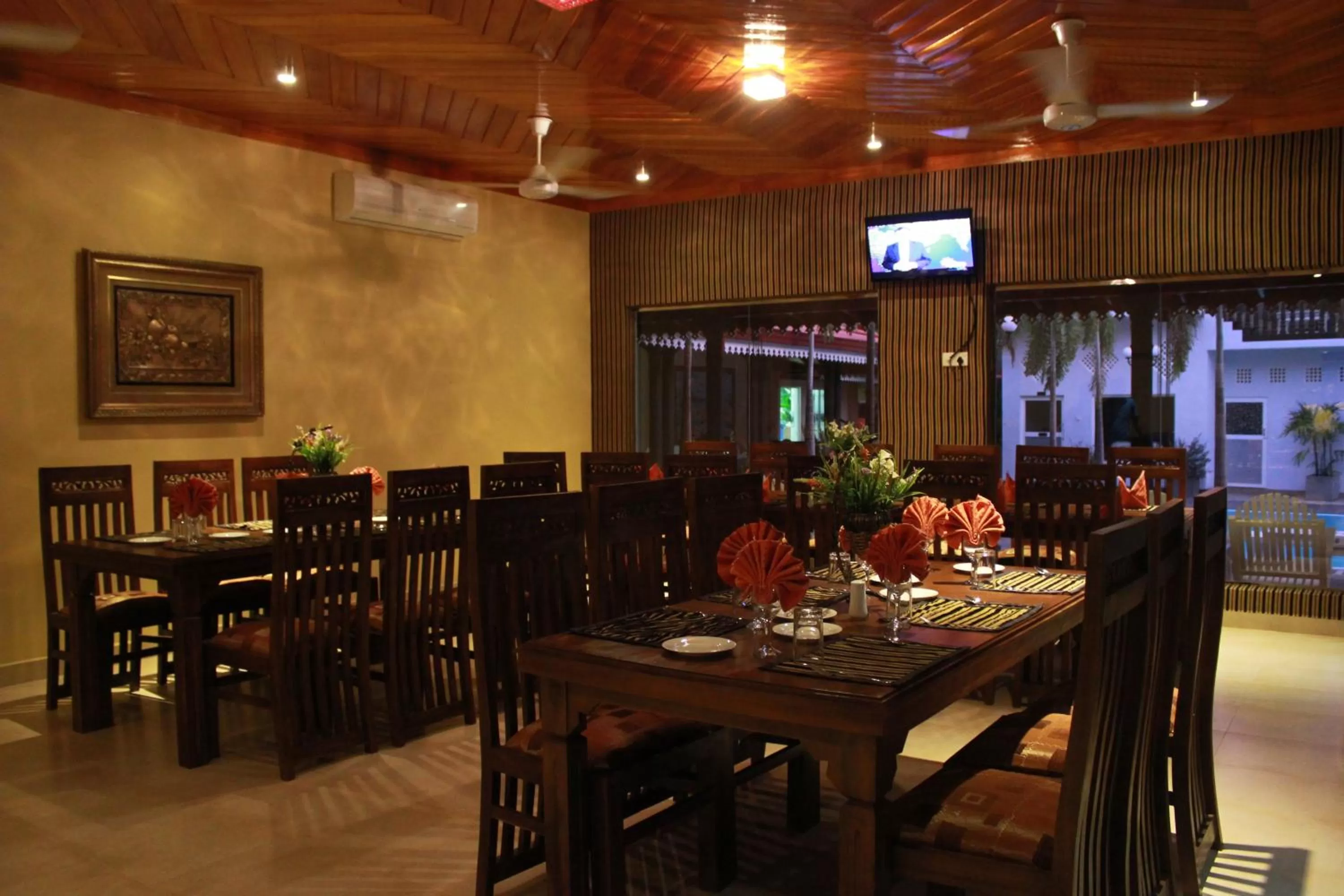 Restaurant/places to eat in JKAB Park Hotel