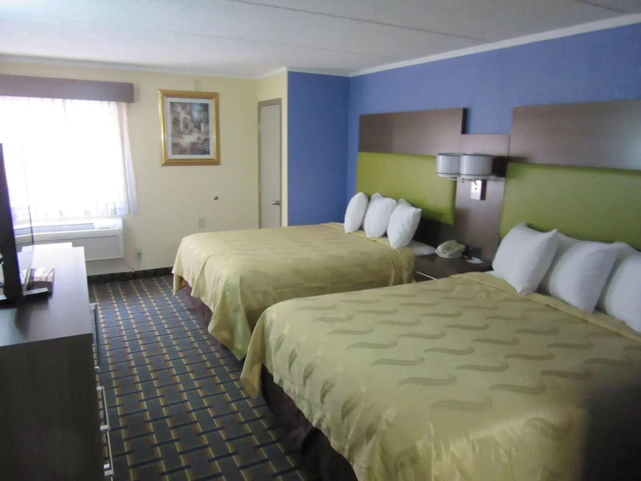 Bed in Quality Inn & Suites near Six Flags East