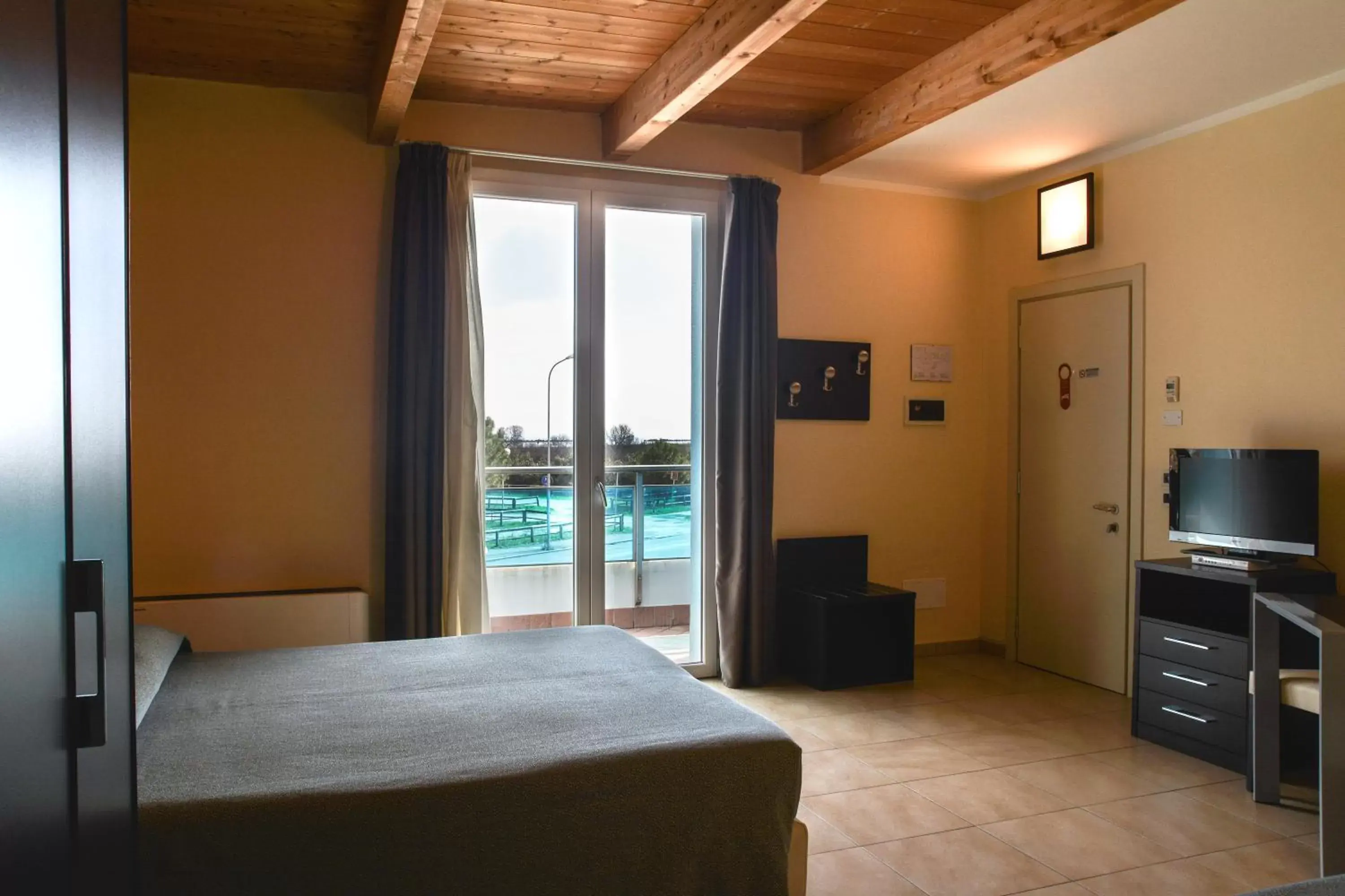 Photo of the whole room, TV/Entertainment Center in Hotel Residence Le Dune