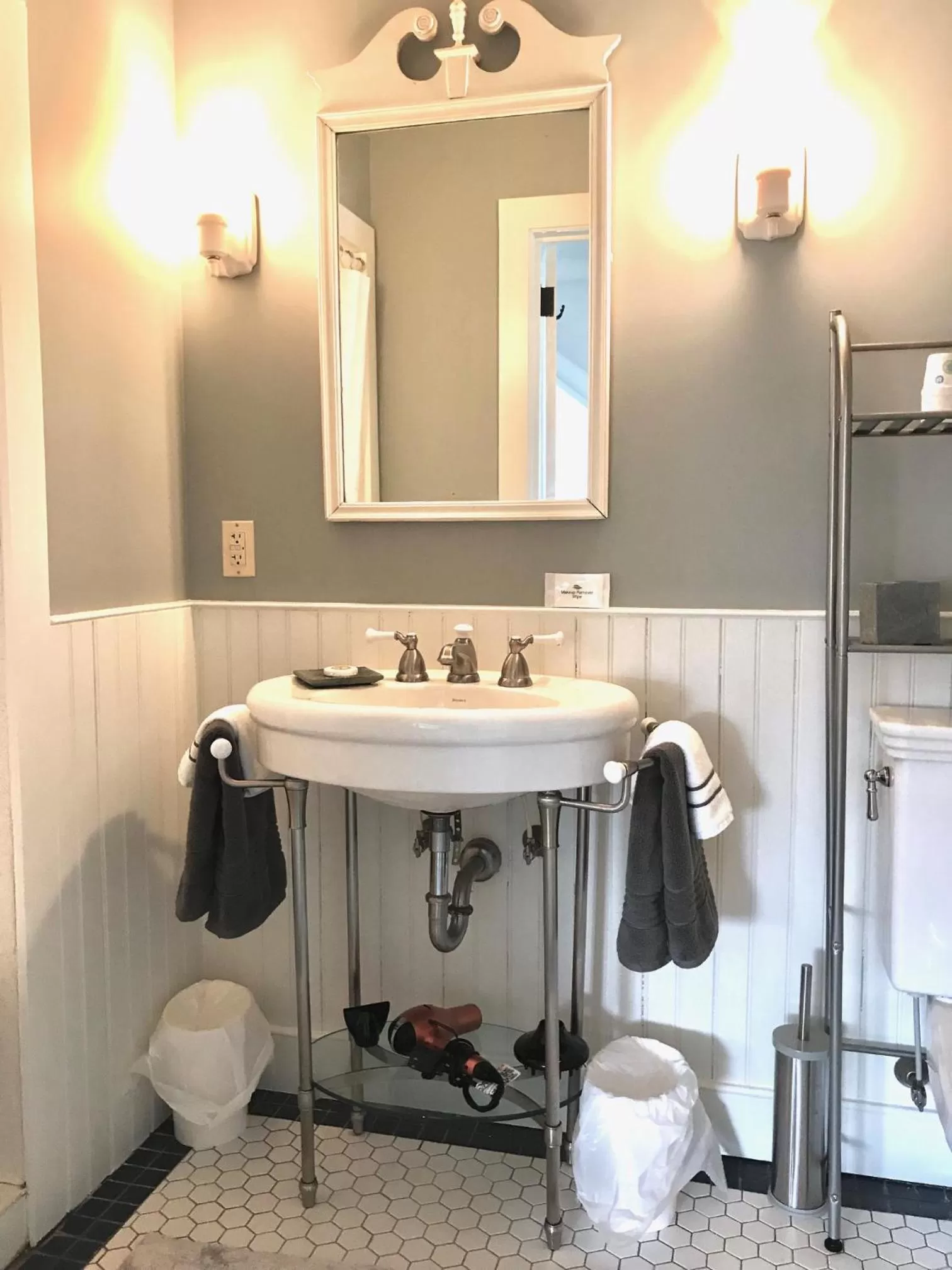 Bathroom in Hummingbird Inn