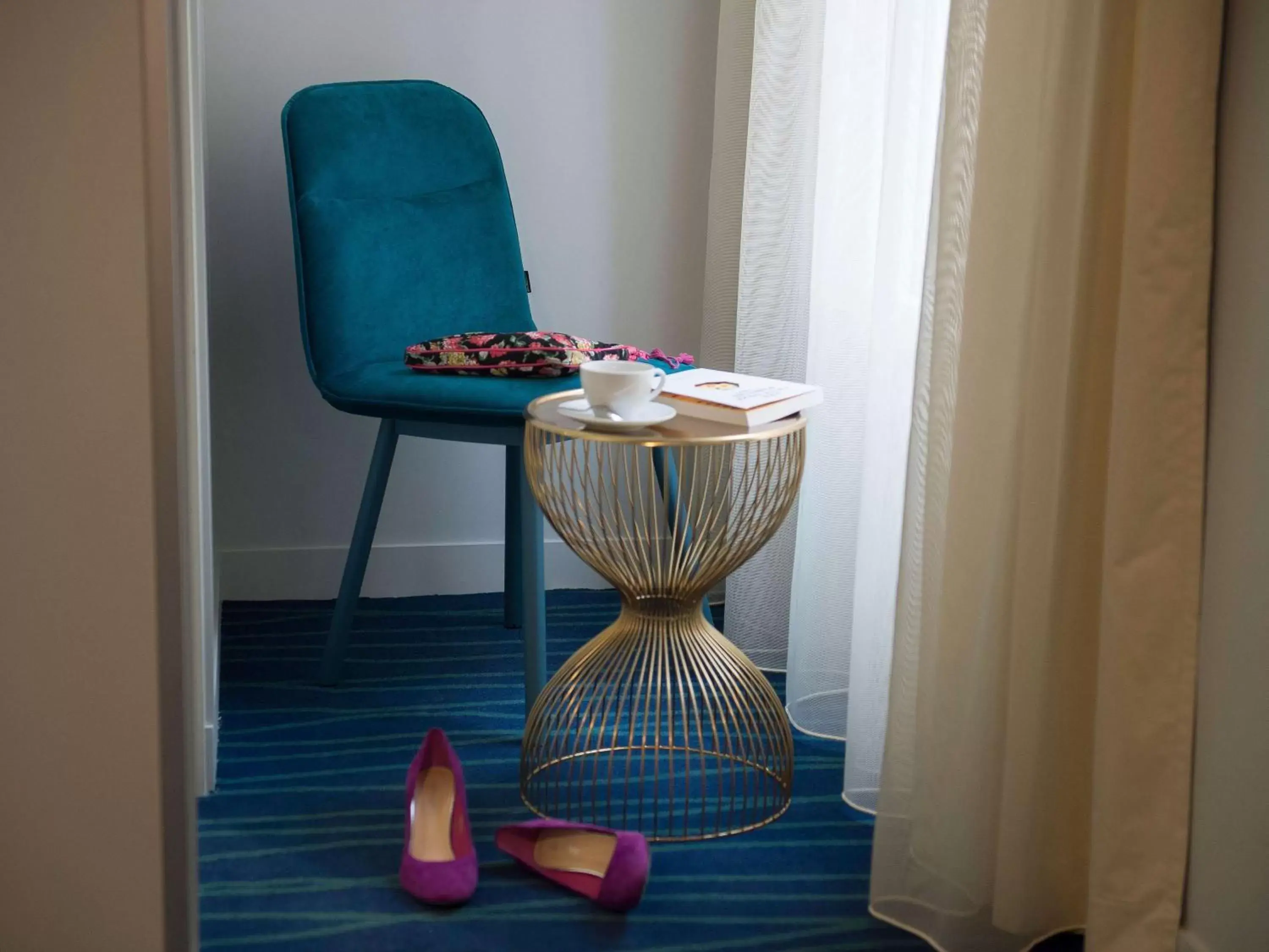 Bedroom, Seating Area in Hôtel Mercure Paris Suresnes Longchamp