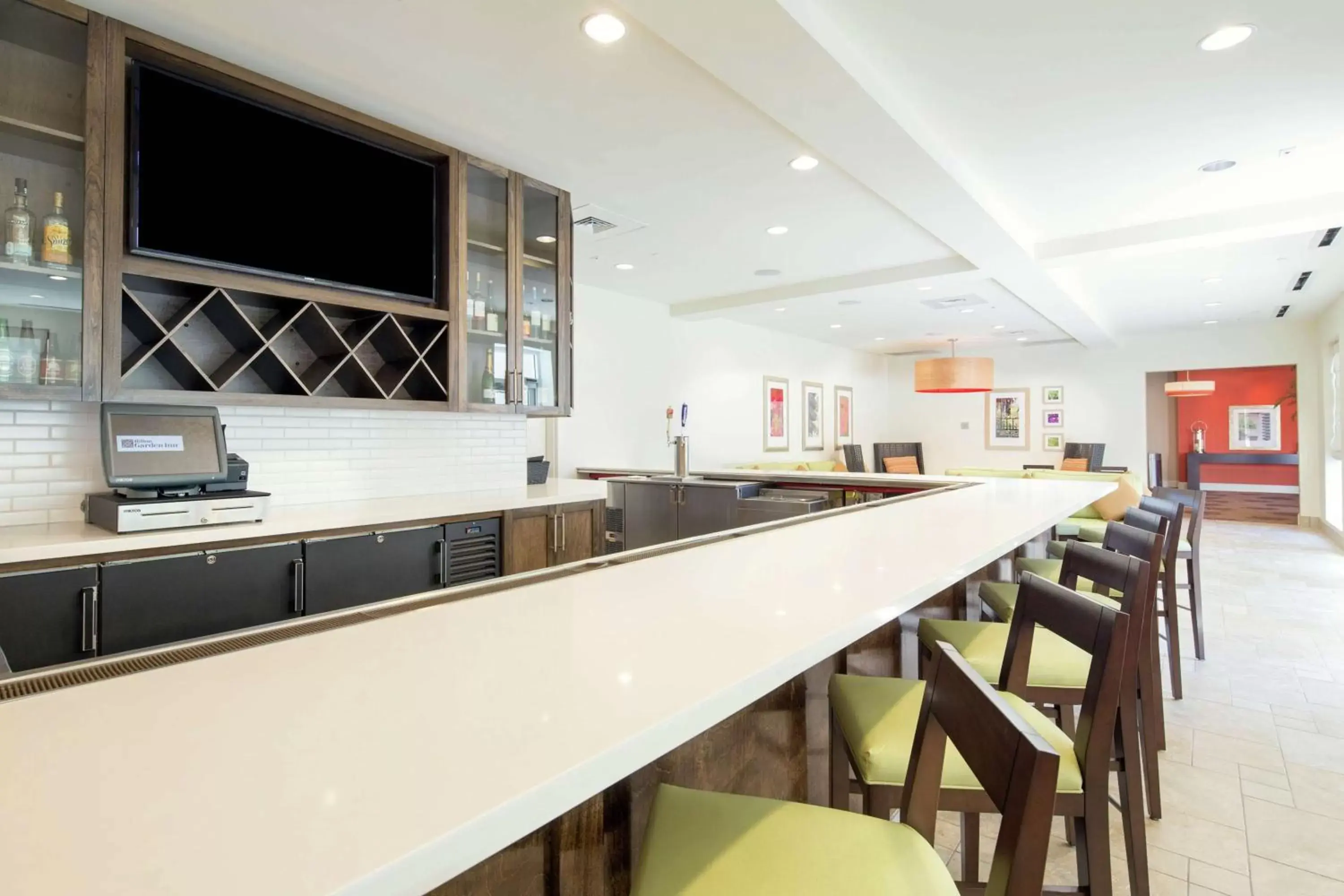 Lounge or bar, Kitchen/Kitchenette in Hilton Garden Inn Pascagoula