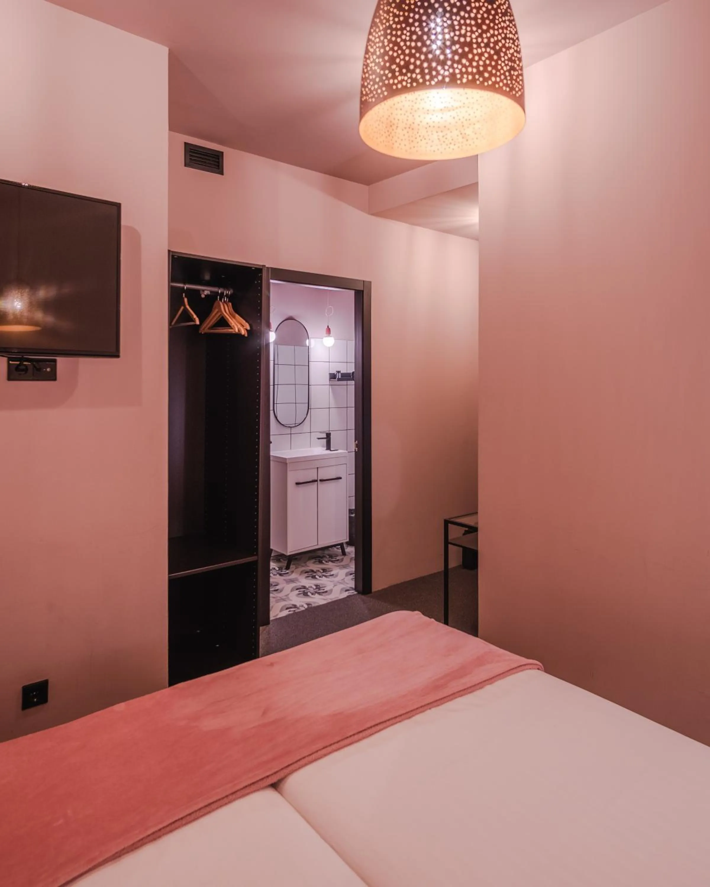 Photo of the whole room, Bed in Hografic Hotel