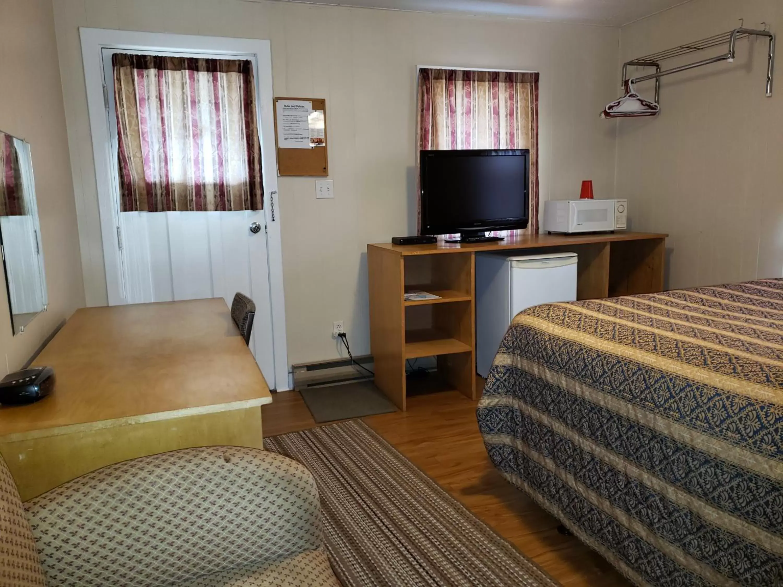 Photo of the whole room, TV/Entertainment Center in Regent Motel