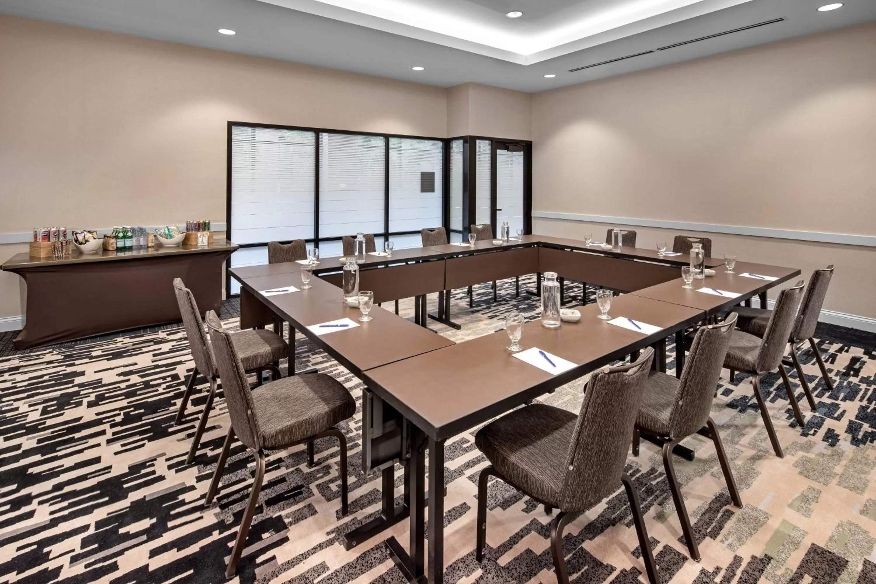 Meeting/conference room in Delta Hotels by Marriott Minneapolis Northeast