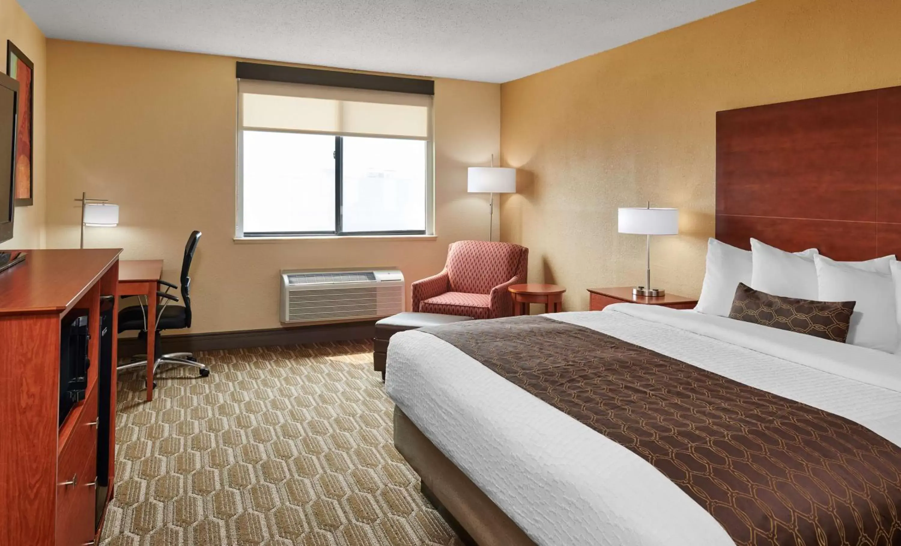 Photo of the whole room, Bed in Best Western Plus Milwaukee Airport Hotel & Conference Center