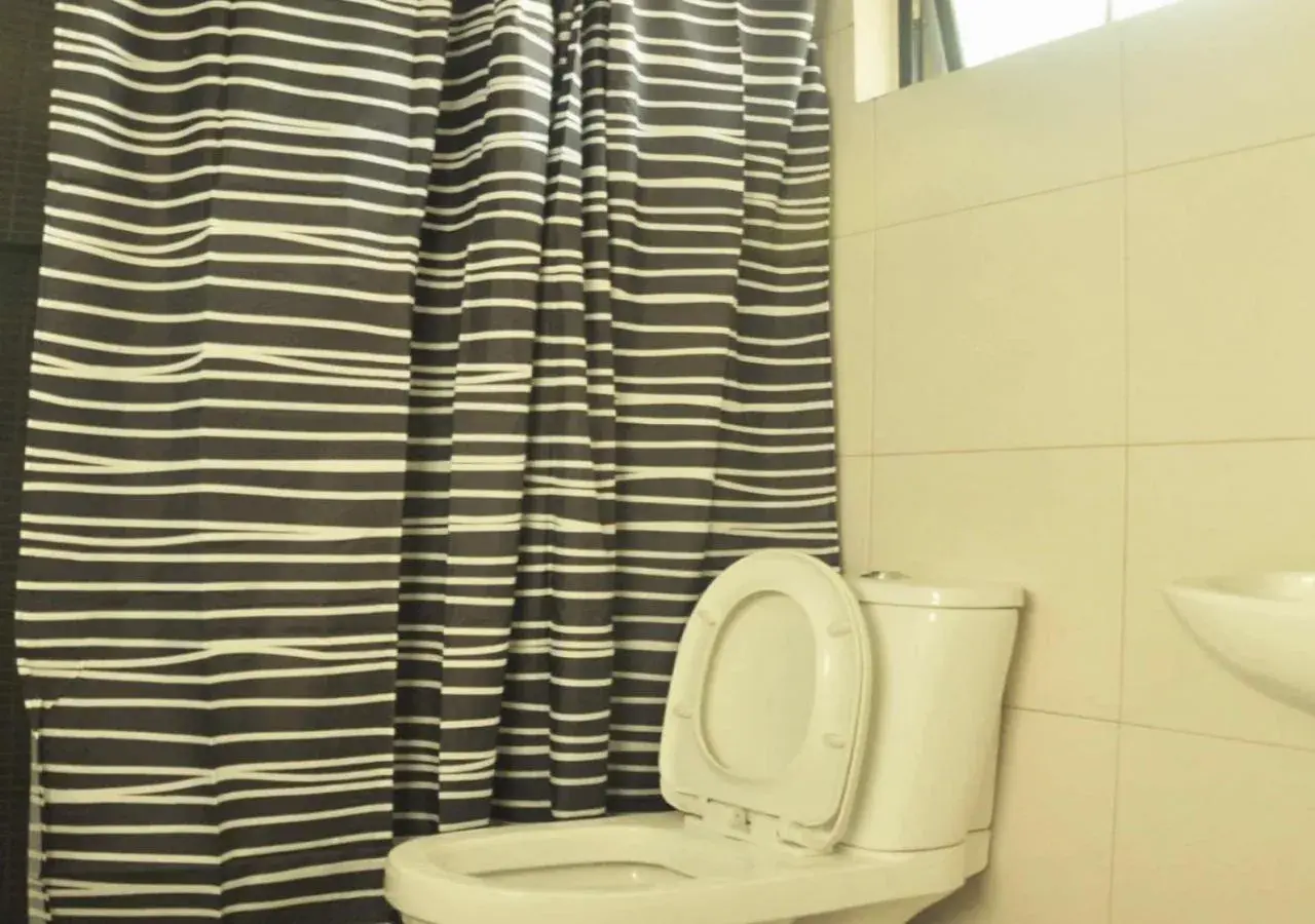Bathroom in Ortigas Budget Hotel - Kapitolyo