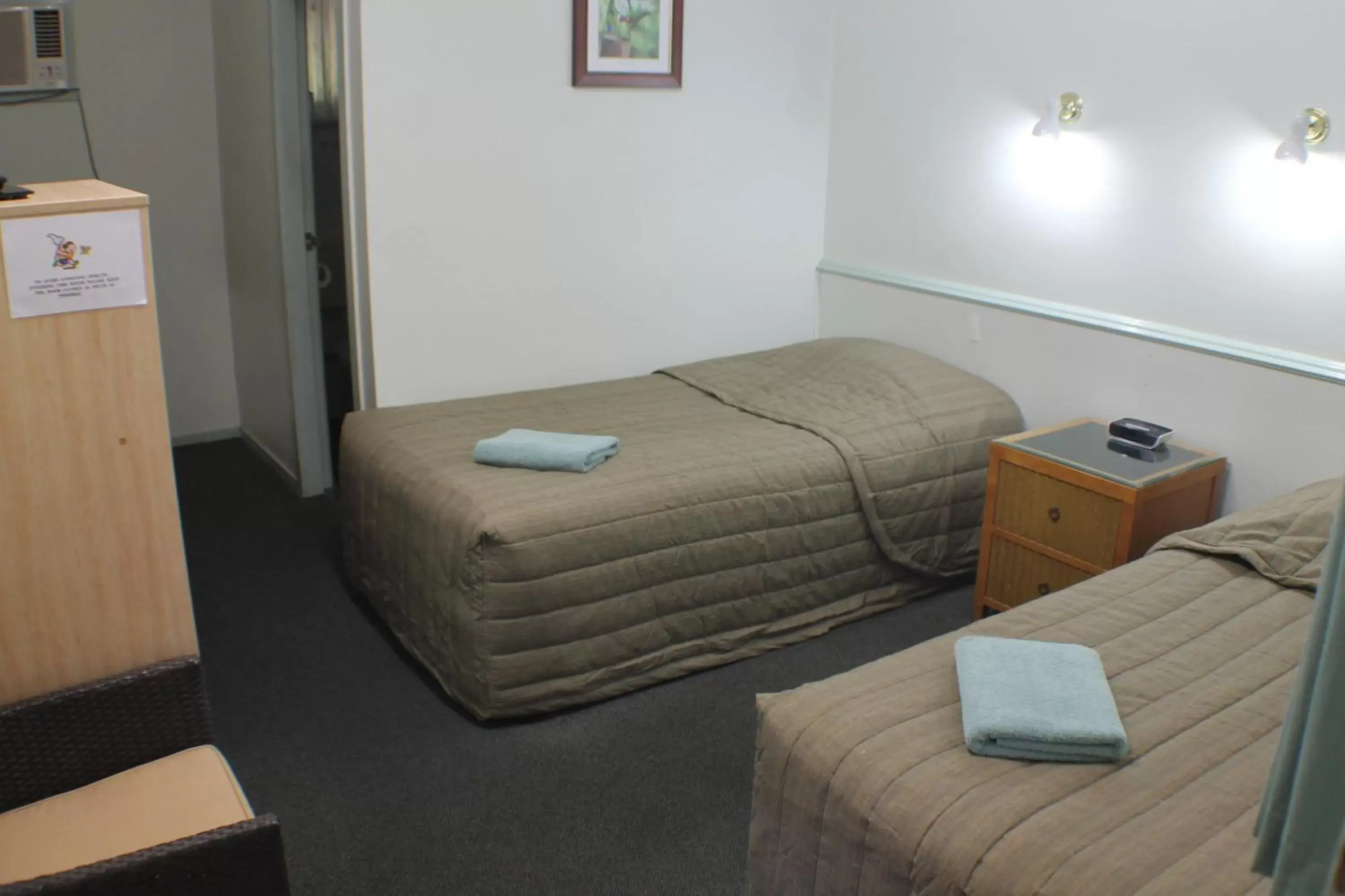 Photo of the whole room, Bed in Lake Forbes Motel