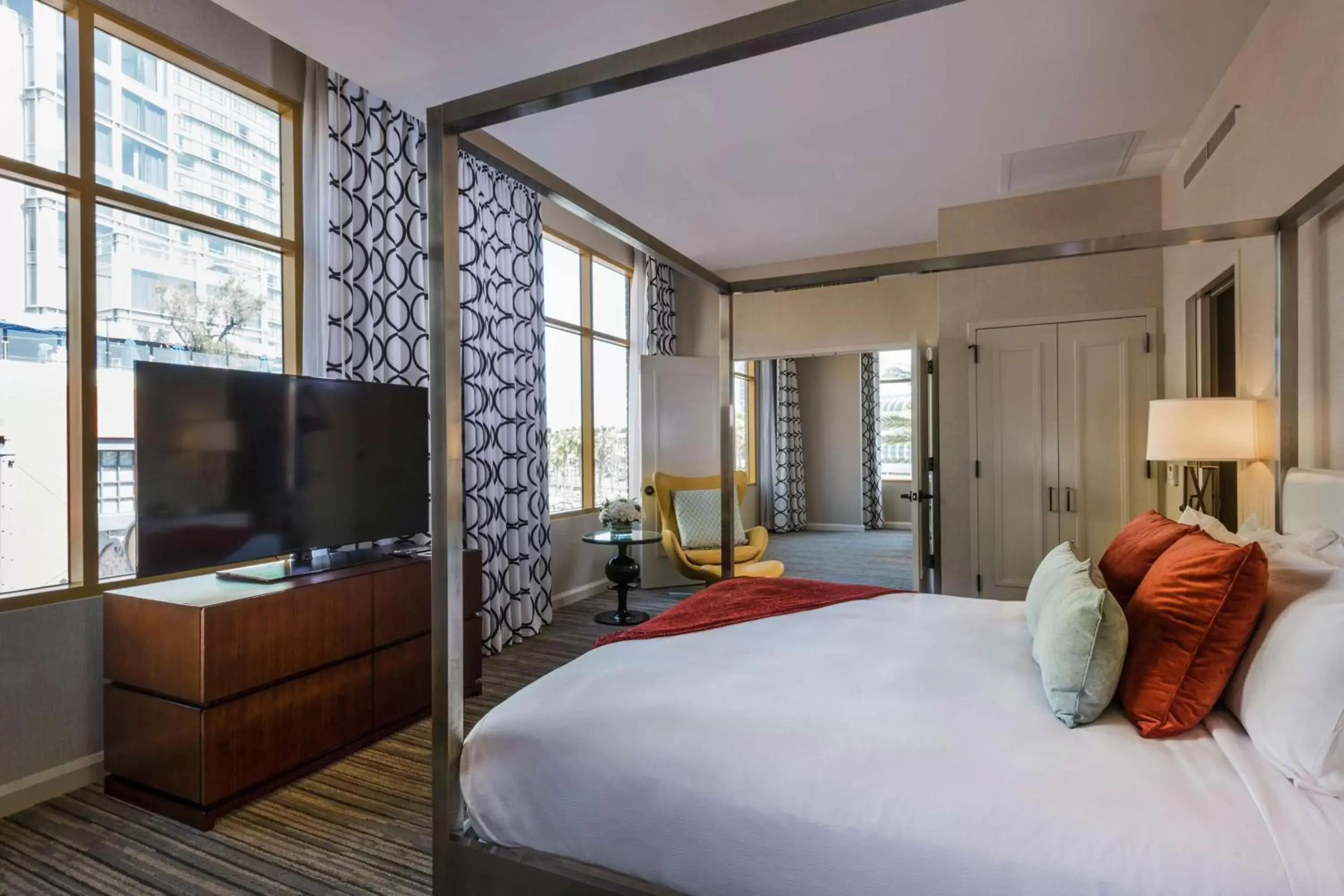 Bed, TV/Entertainment Center in Hilton San Diego Gaslamp Quarter