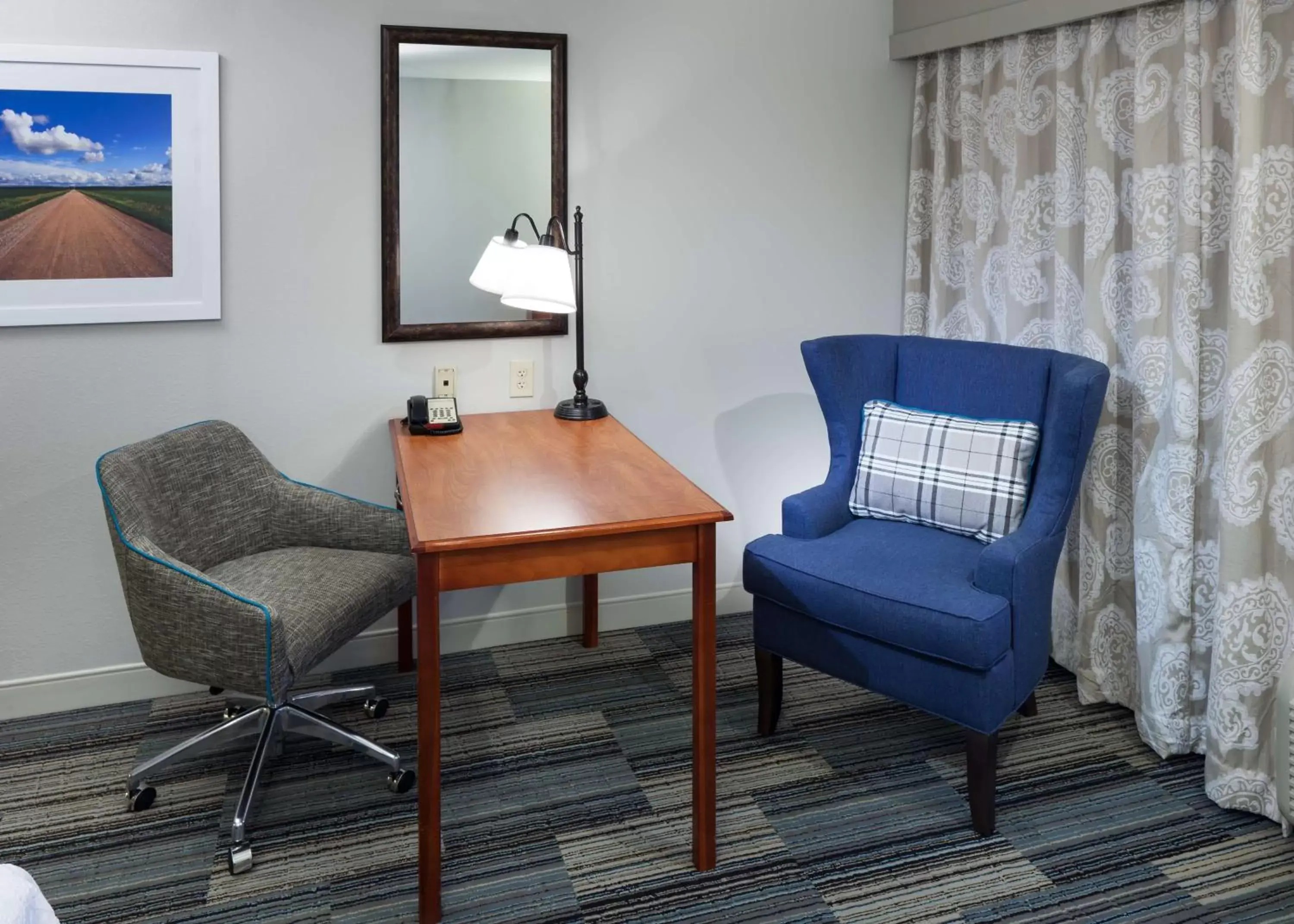 Bedroom, Seating Area in Hampton Inn & Suites Cedar Rapids