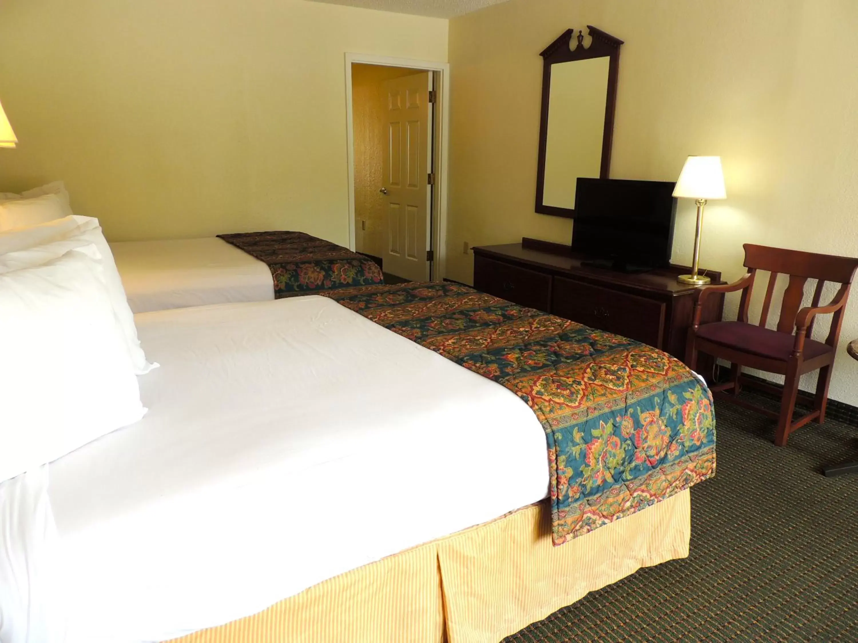 Photo of the whole room, Bed in Carmel Inn and Suites Thibodaux