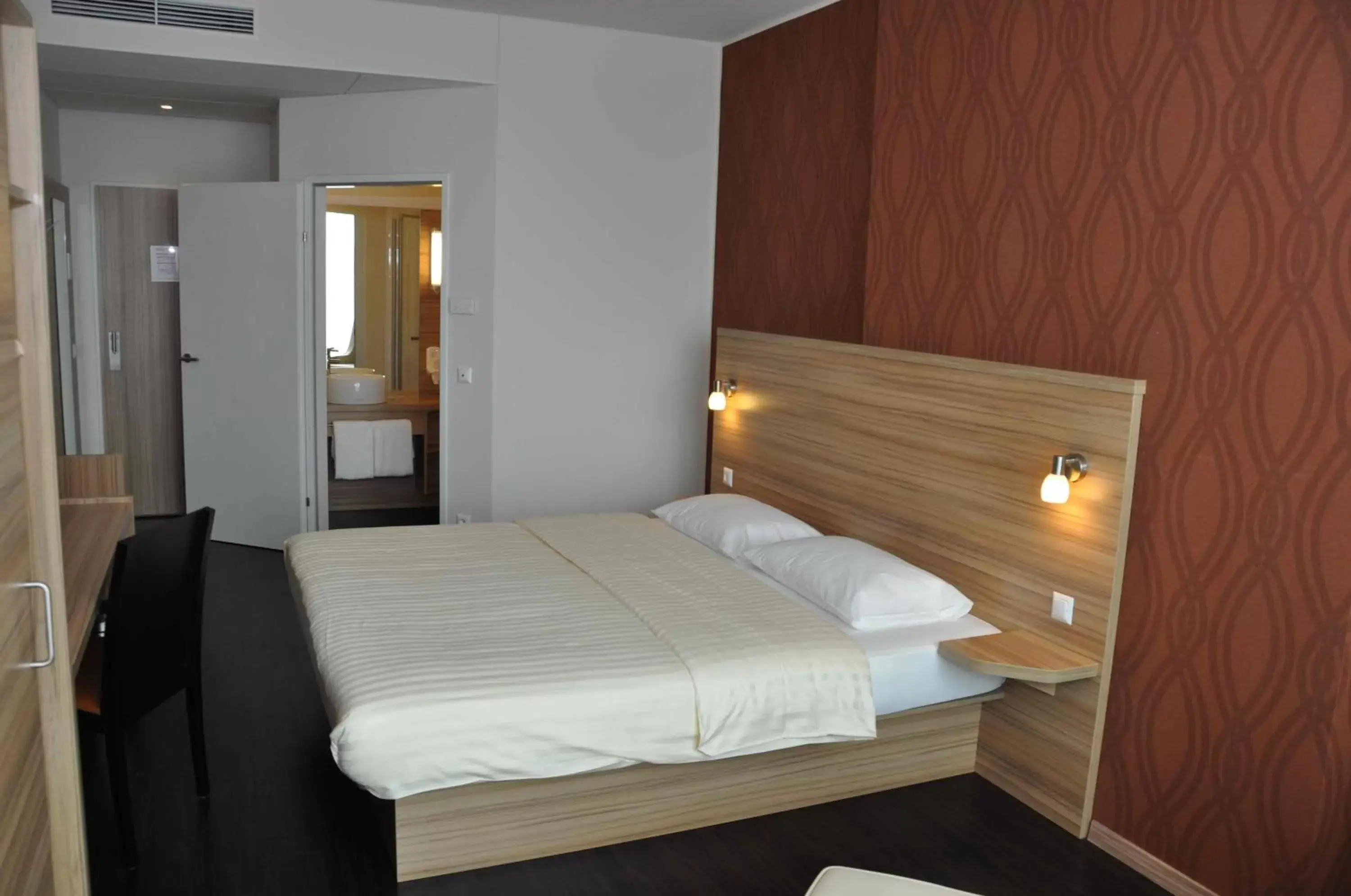Photo of the whole room, Bed in Leonardo Hotel Vienna Schönbrunn