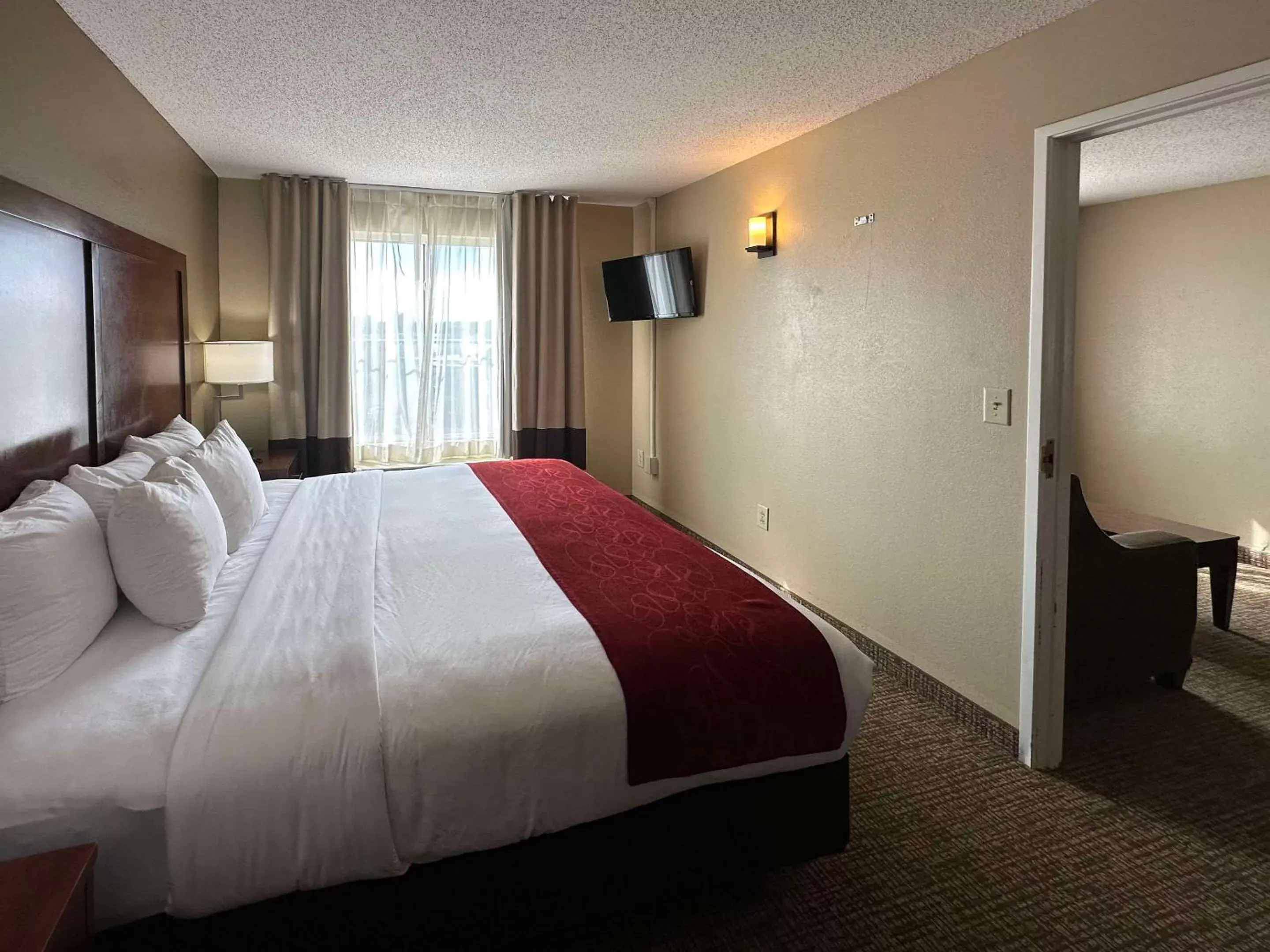 Bedroom, Bed in Comfort Suites Airport Charlotte