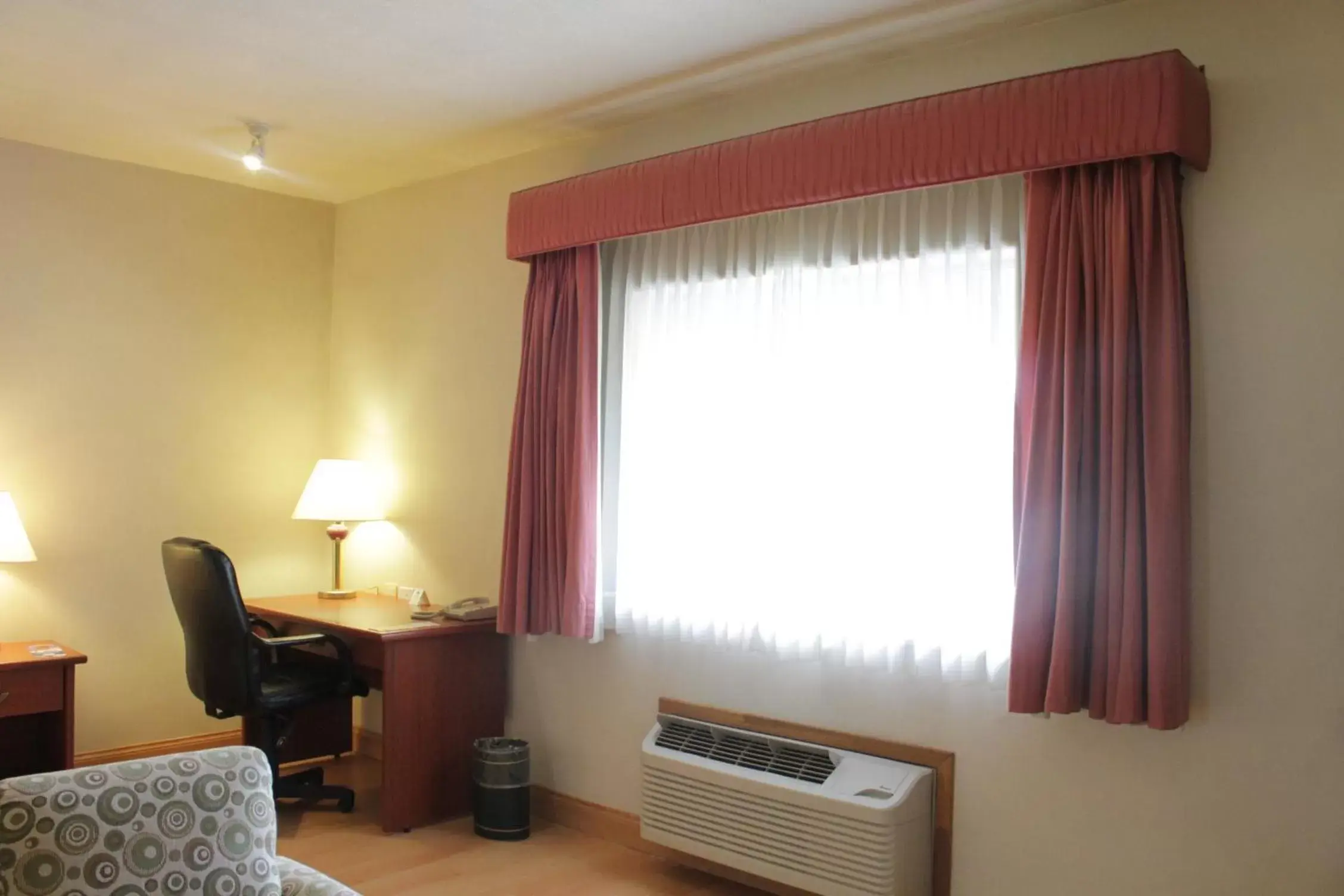 Seating area, TV/Entertainment Center in Holiday Inn Express Chihuahua, an IHG Hotel