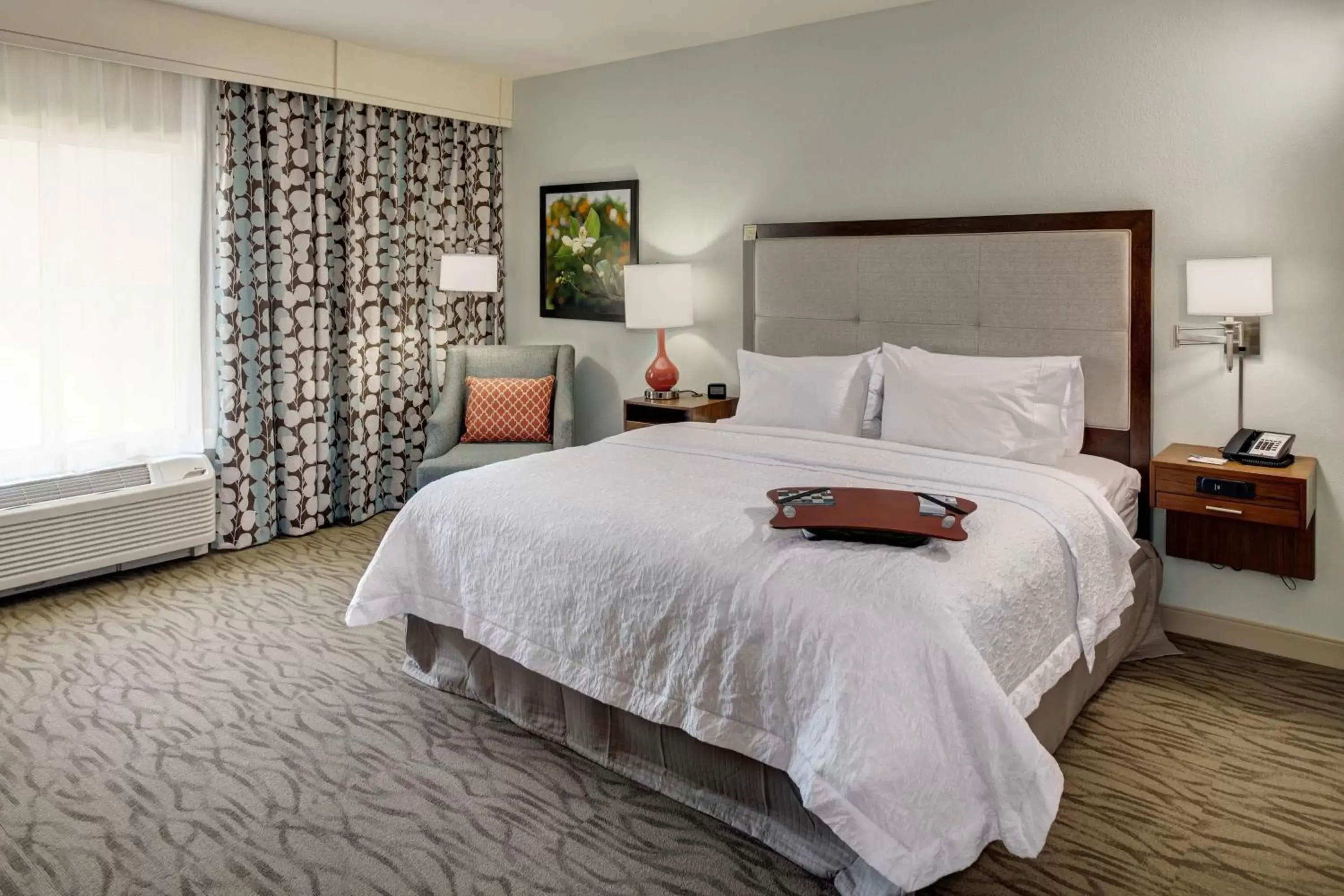 Bed in Hampton Inn and Suites by Hilton Vero Beach-Downtown