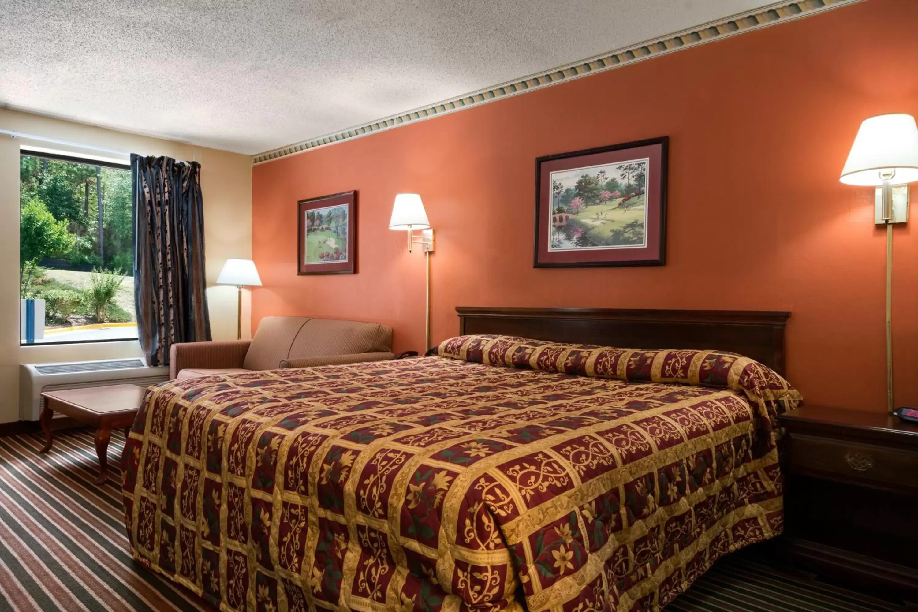 Photo of the whole room, Bed in Knights Inn Aiken