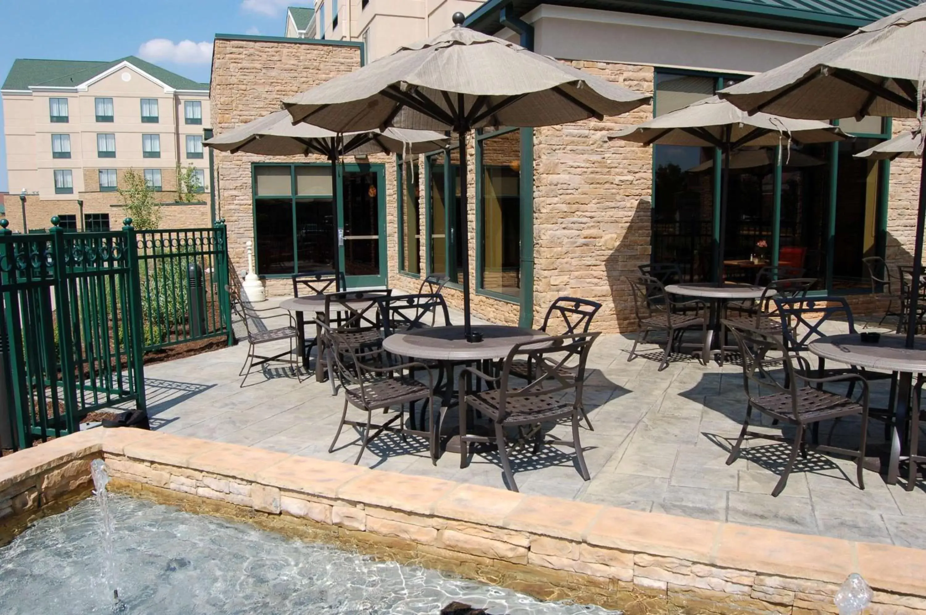 Property building, Patio/Outdoor Area in Hilton Garden Inn Bowling Green