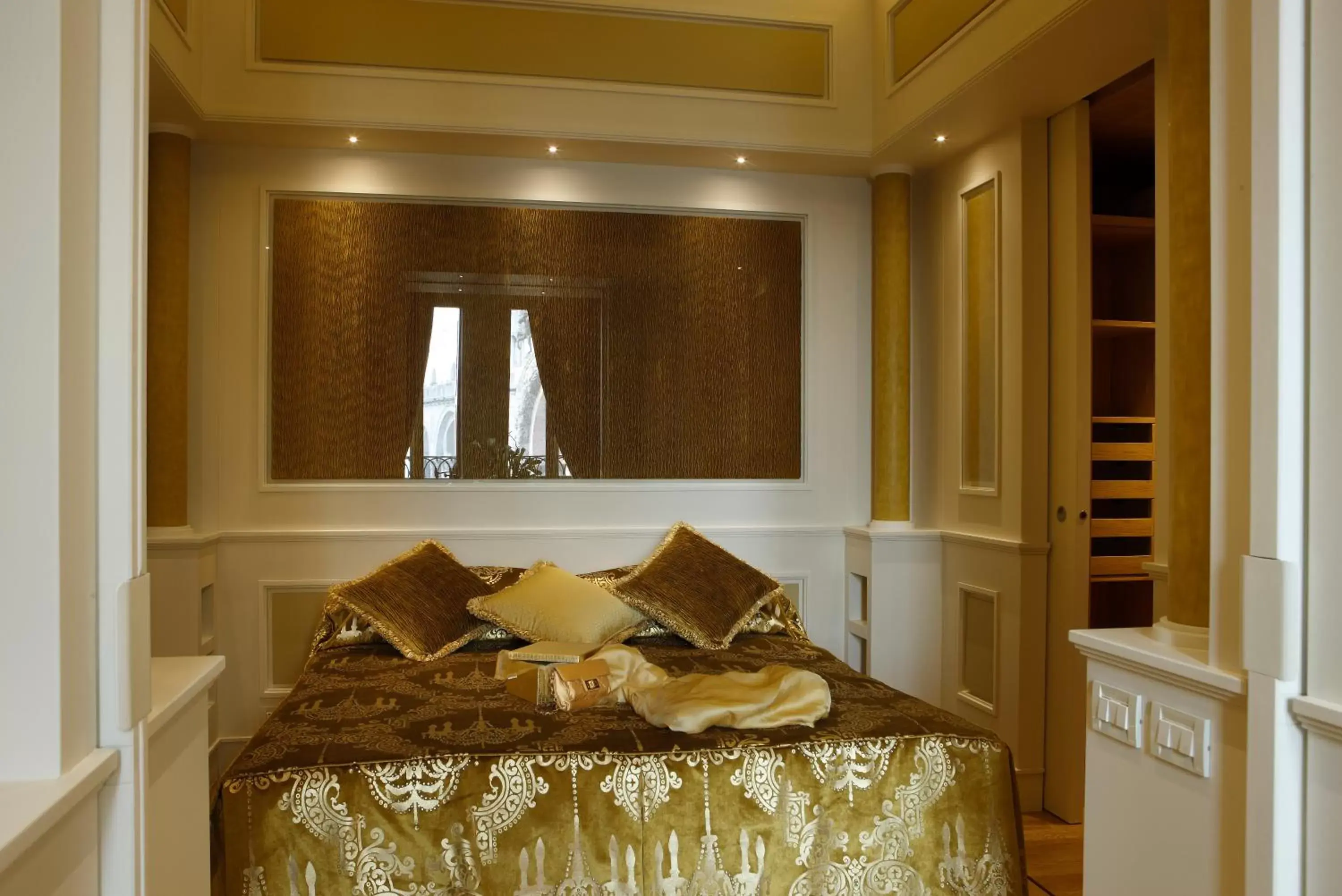 Bedroom, Bed in Canaletto Luxury Suites - San Marco Luxury