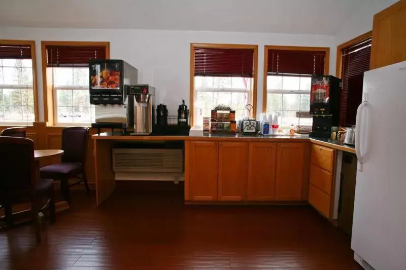 Continental breakfast in Sisters Inn & Suites