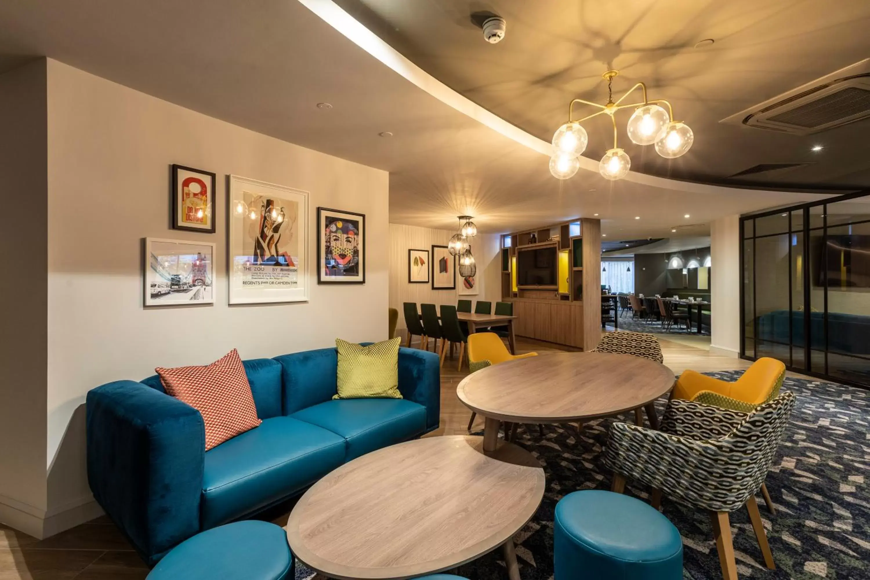 Lounge or bar, Seating Area in Holiday Inn London - Regent's Park, an IHG Hotel