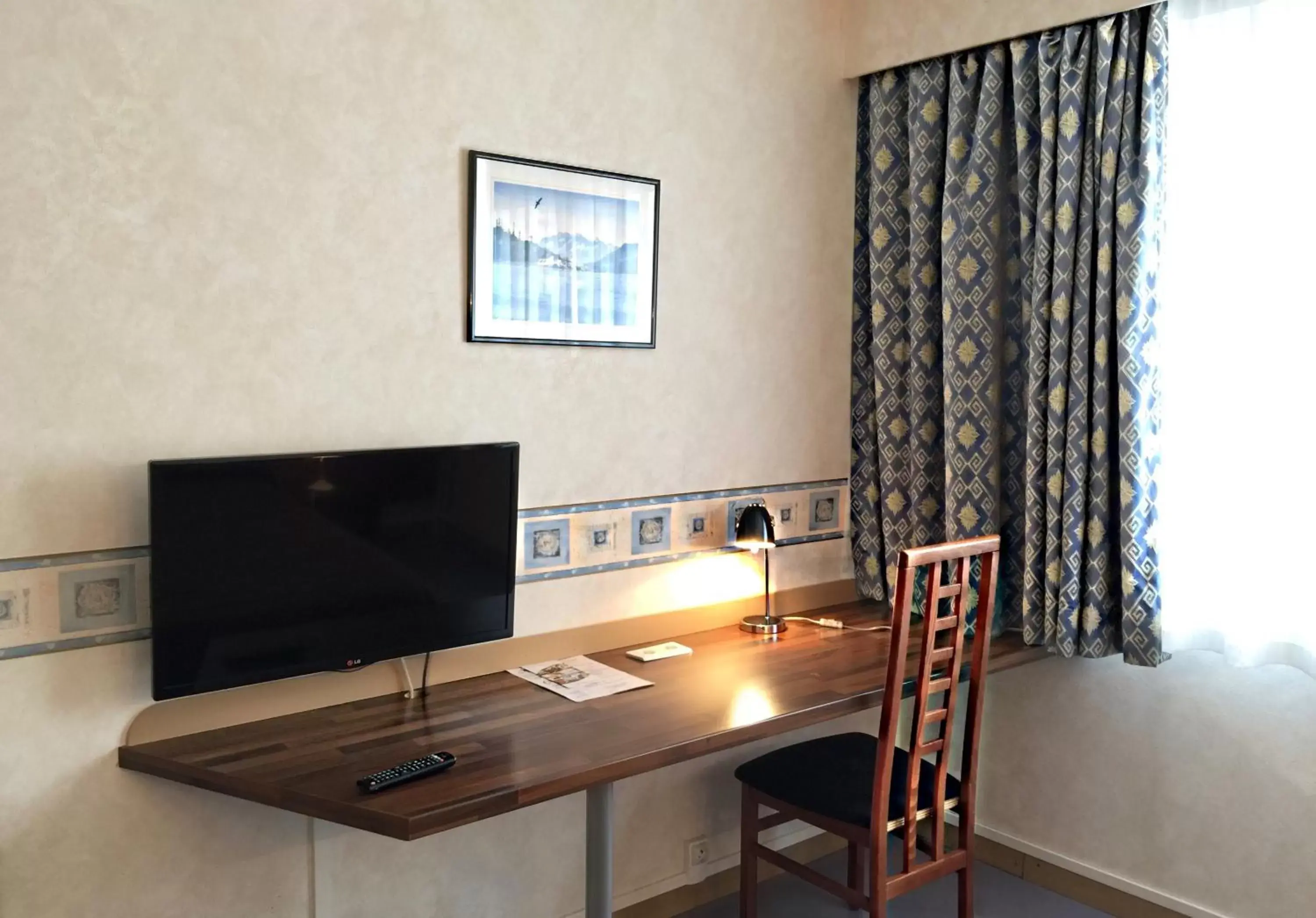 Seating area, TV/Entertainment Center in Hotel Saint-Aignan