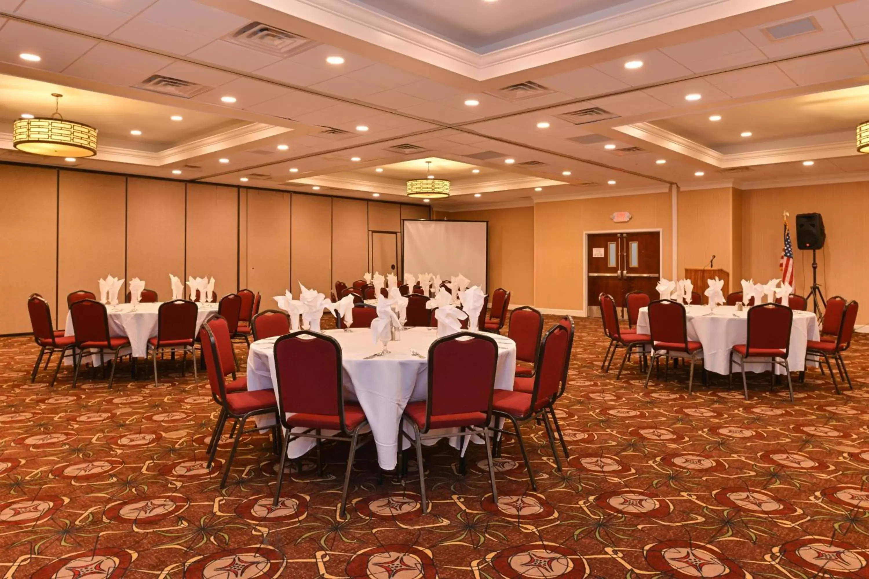 Meeting/conference room, Restaurant/Places to Eat in Holiday Inn New London, an IHG Hotel