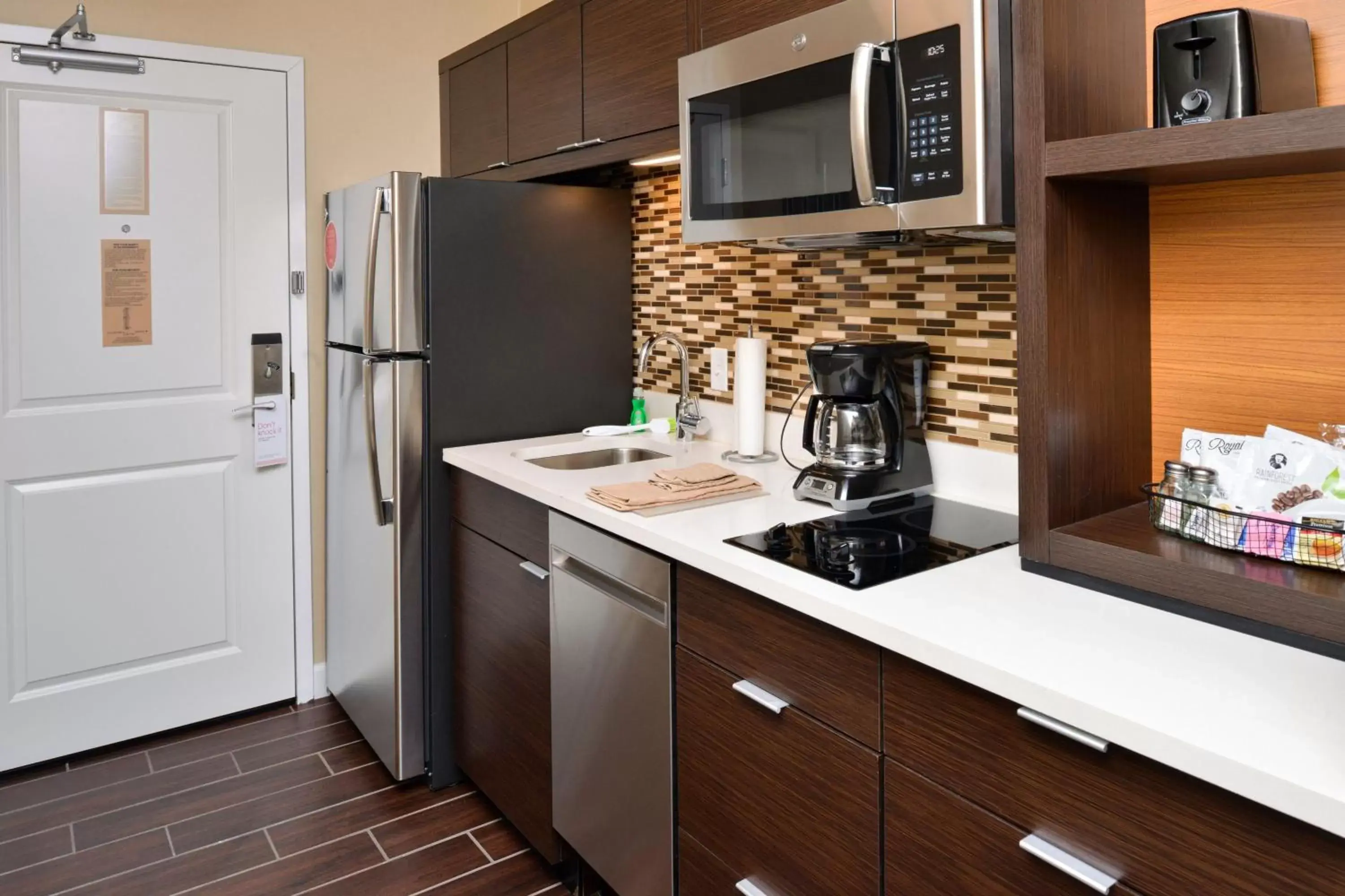 Kitchen or kitchenette, Kitchen/Kitchenette in TownePlace Suites by Marriott Detroit Belleville