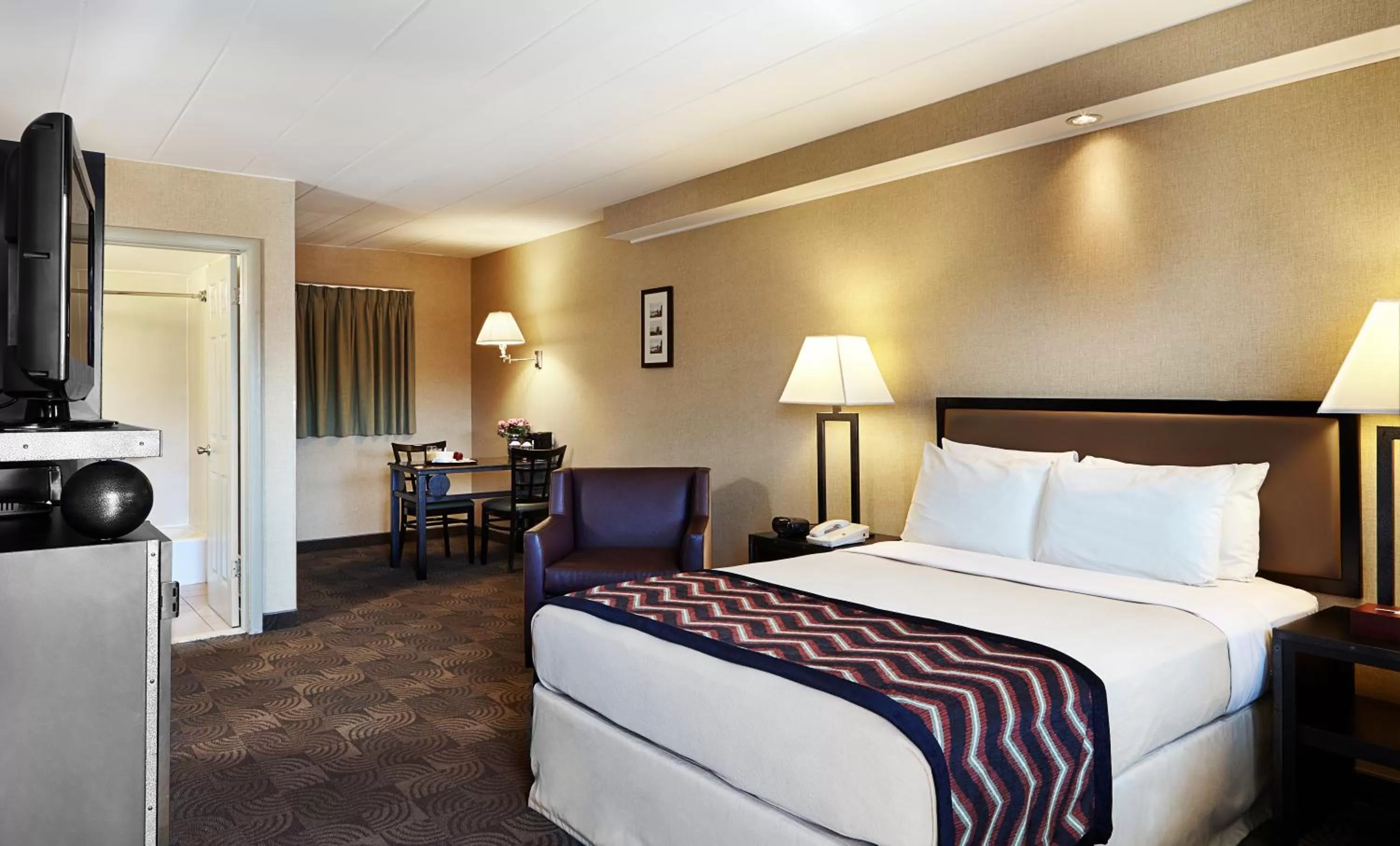 Bed in Carlton Inn Midway