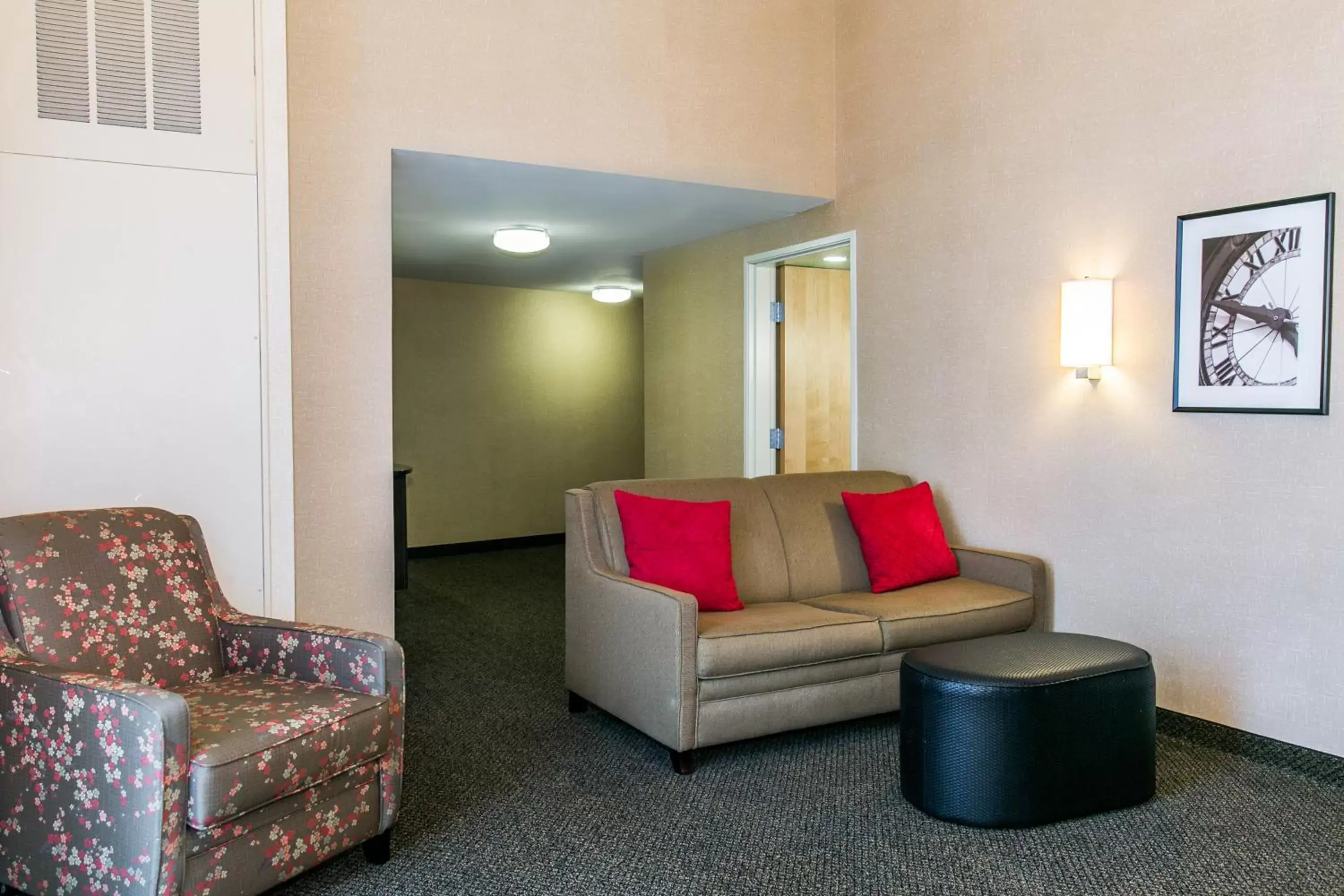 Deluxe King Suite - Non-Smoking in Wyndham Noblesville Deluxe King Suite - Non-Smoking in Wyndham Noblesville