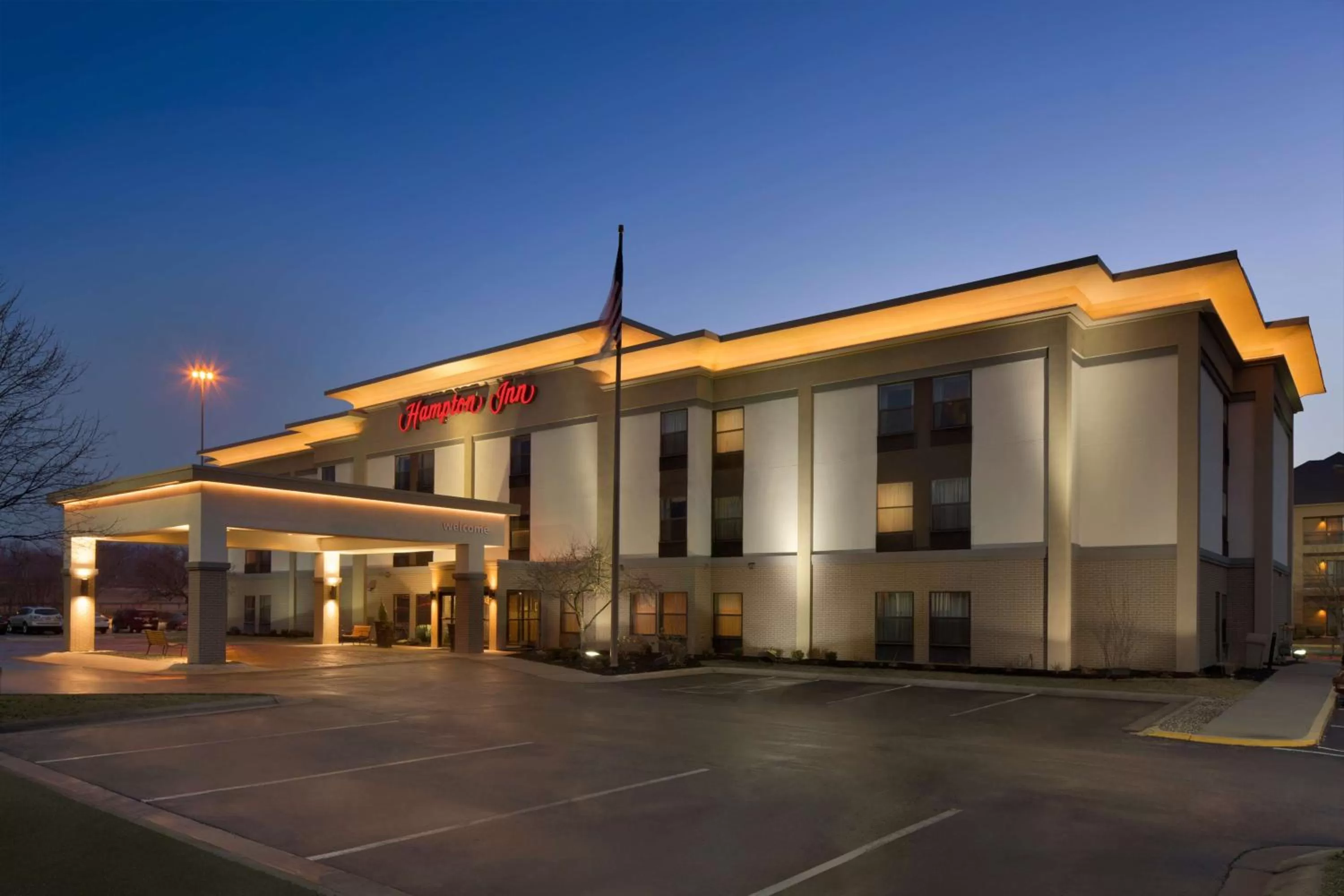 Property building in Hampton Inn Akron-Fairlawn
