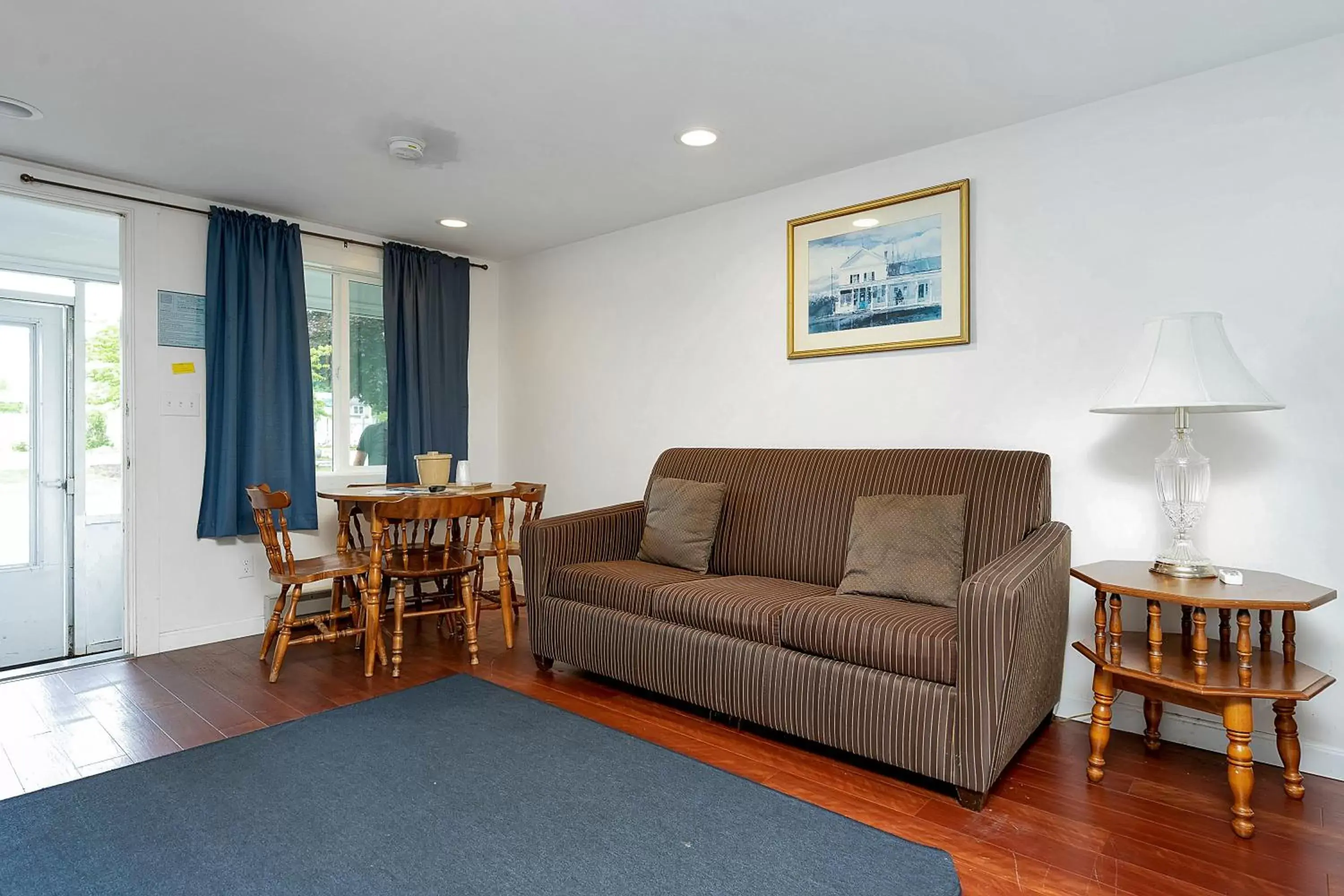 Seating Area in Ne'r Beach Motel