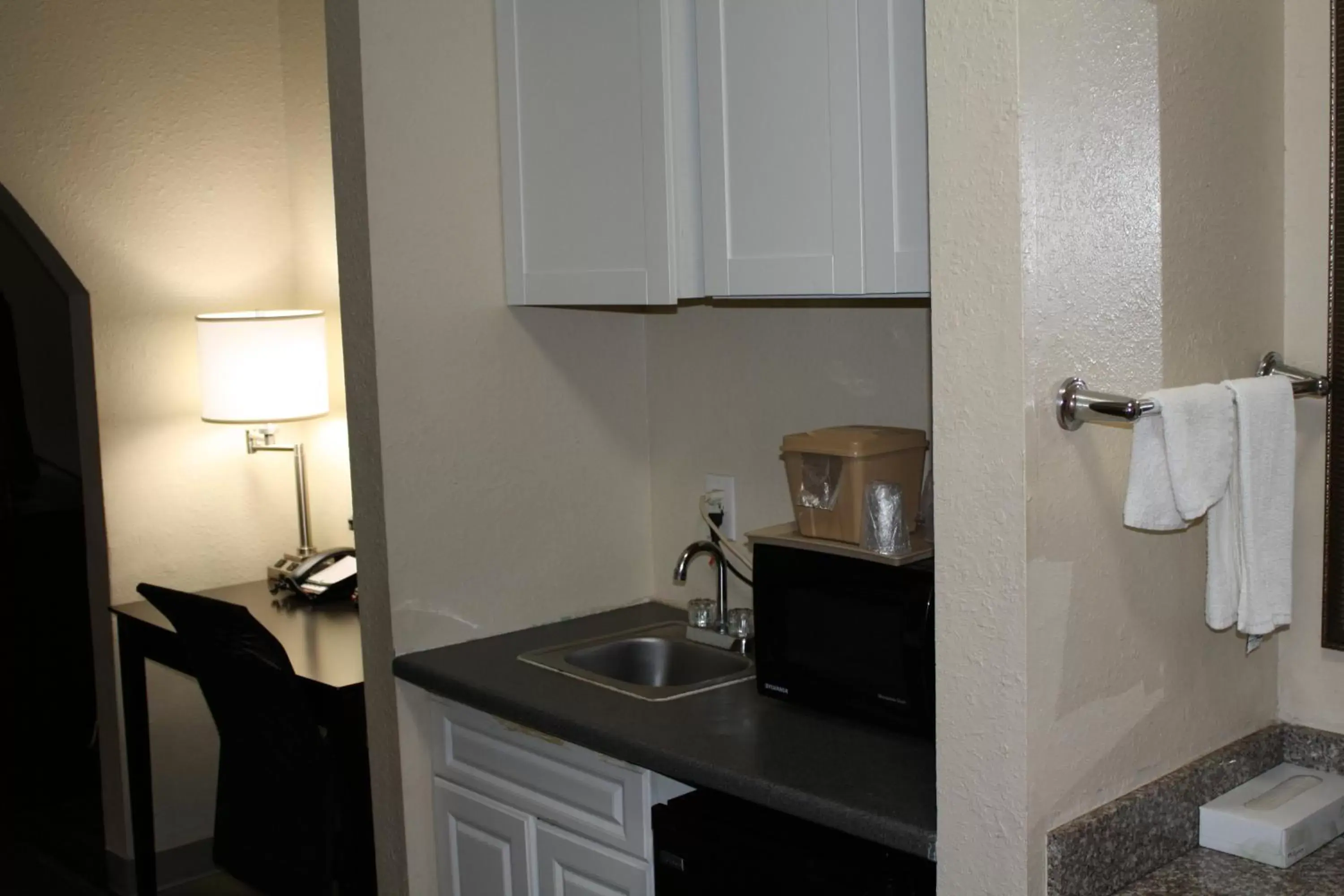 Bedroom, Kitchen/Kitchenette in Quality Inn & Suites Wichita Falls I-44