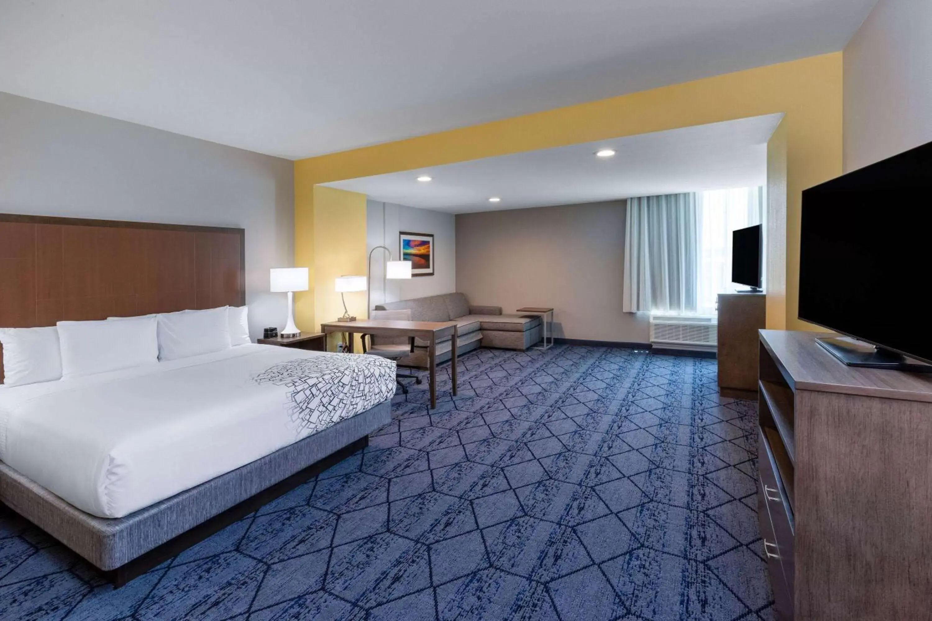 Bed, TV/Entertainment Center in La Quinta Inn & Suites by Wyndham Round Rock near Kalahari