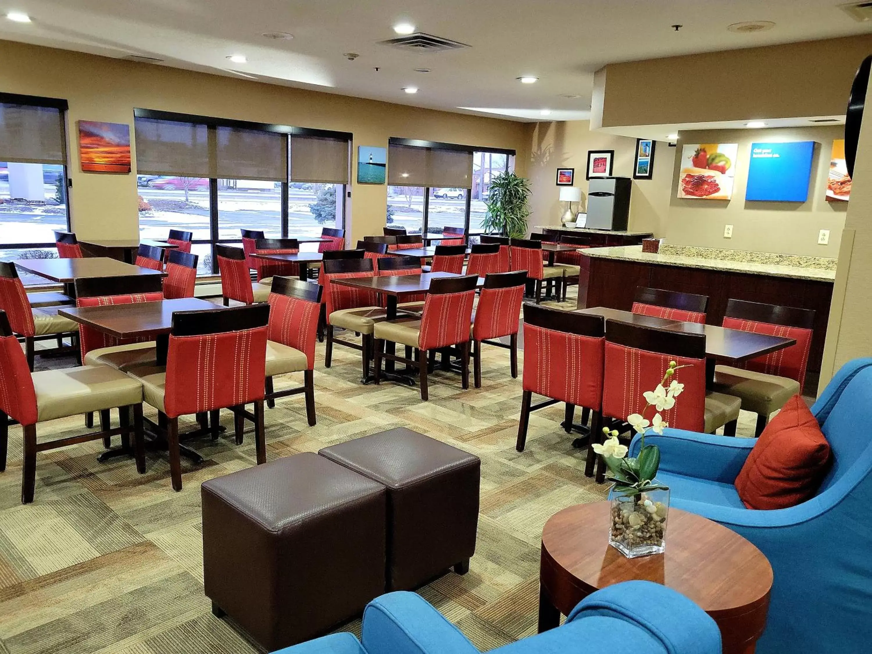 Communal lounge/ TV room, Restaurant/Places to Eat in Comfort Inn, Erie - Near Presque Isle