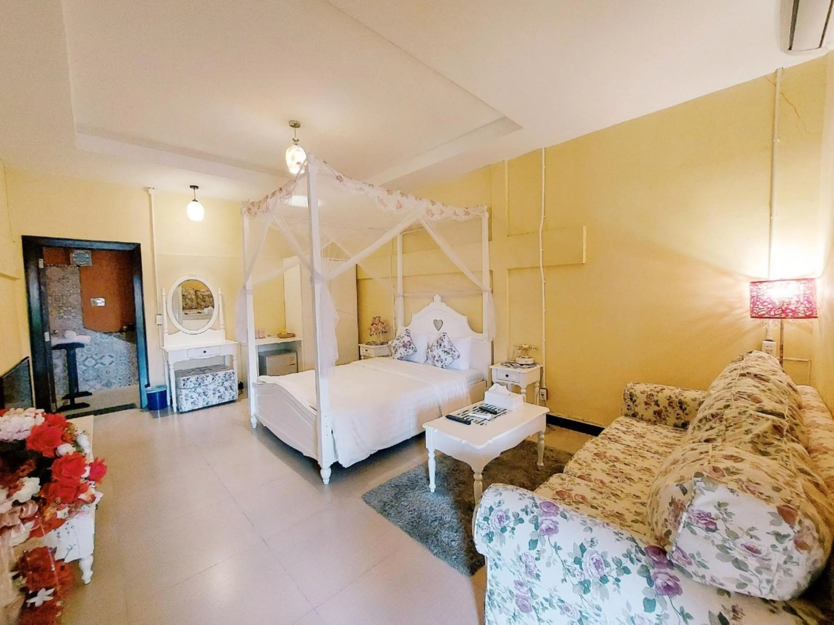 Bed in Retro Box Hotel Chumphon