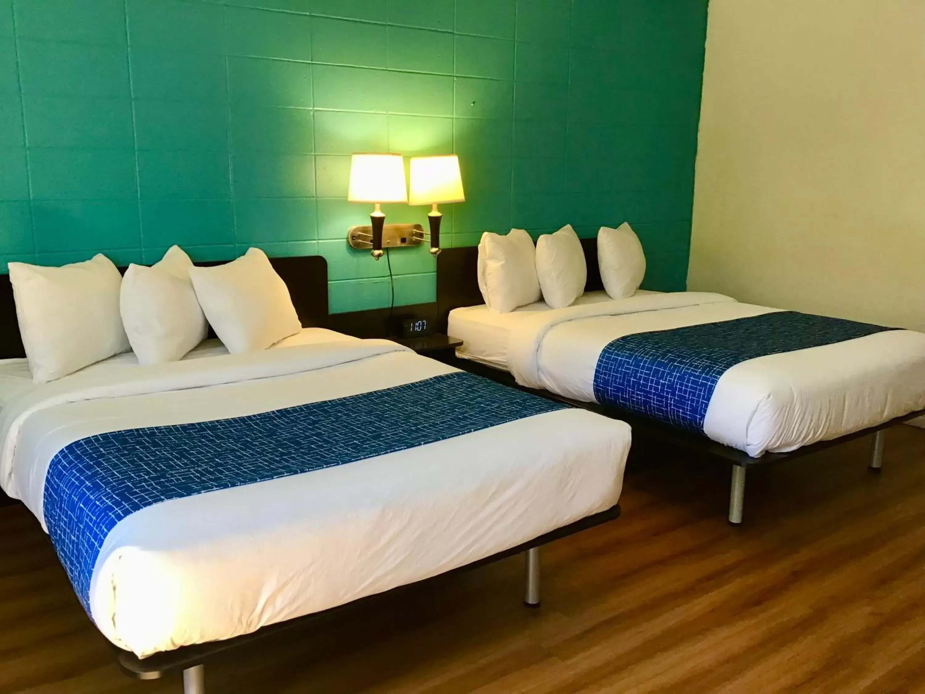 Photo of the whole room, Bed in Travelodge Inn & Suites by Wyndham Missoula University Park